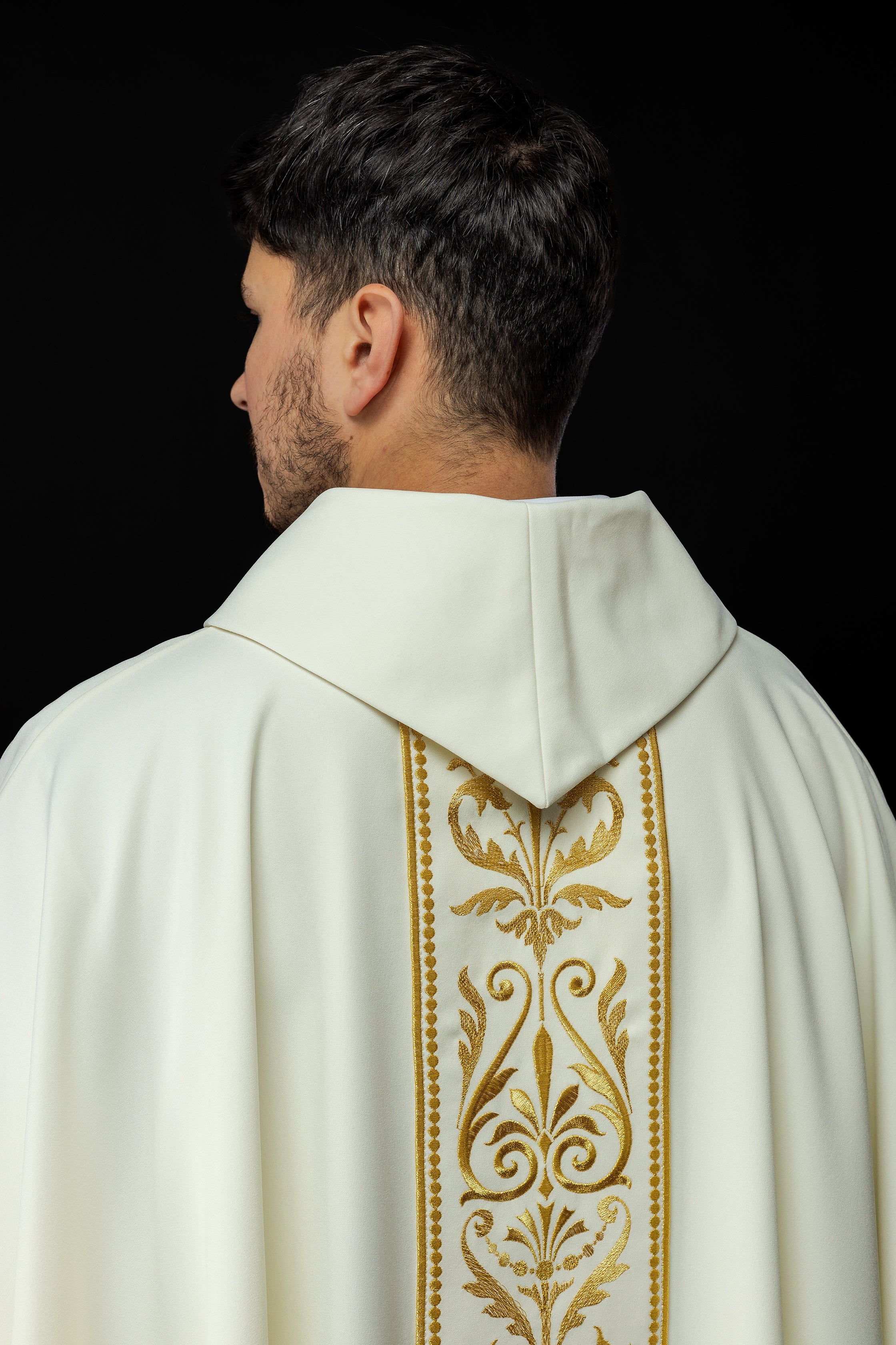 Liturgical chasuble with embroidered belt in ecru