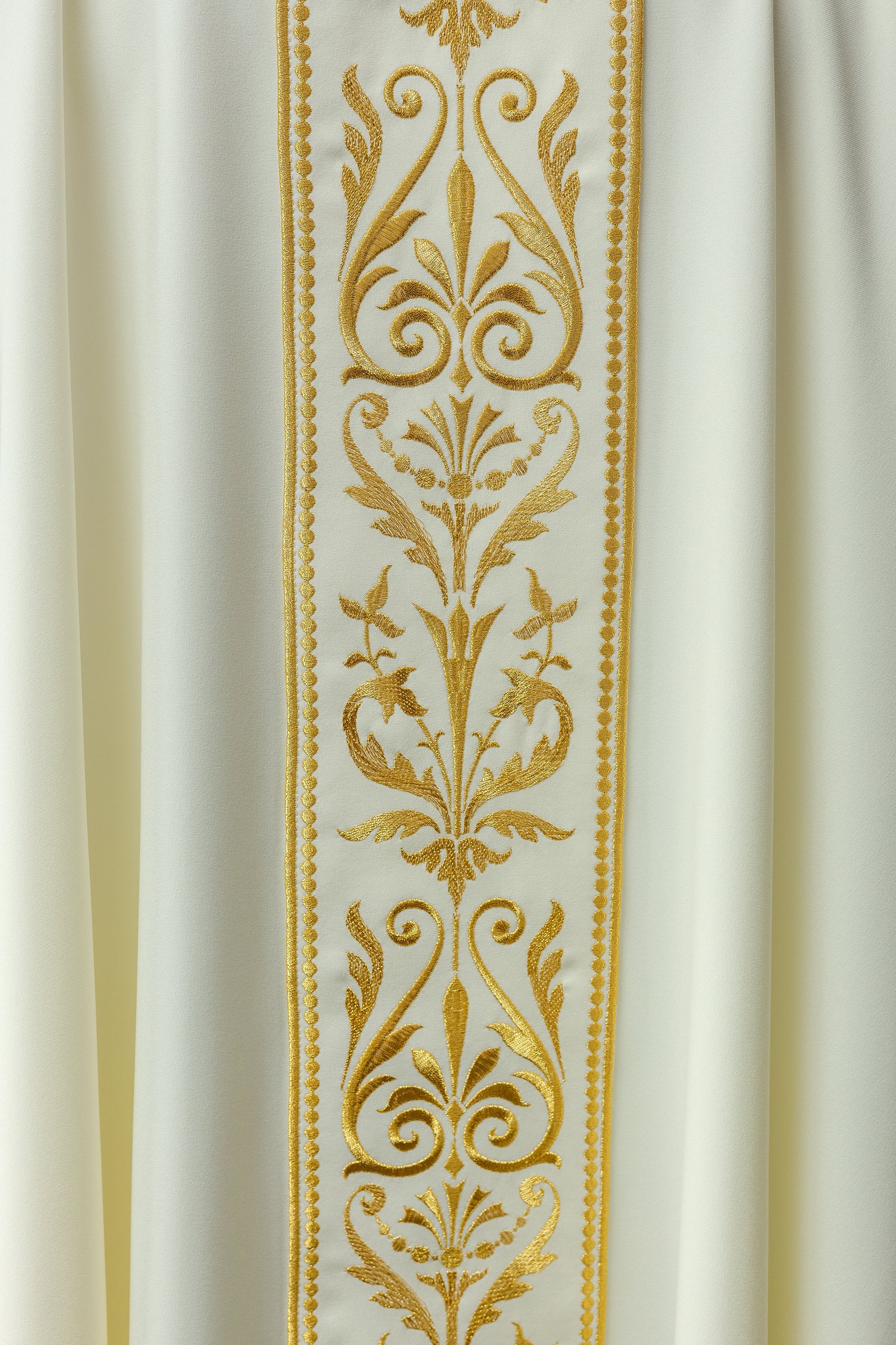 Liturgical chasuble with embroidered belt in ecru