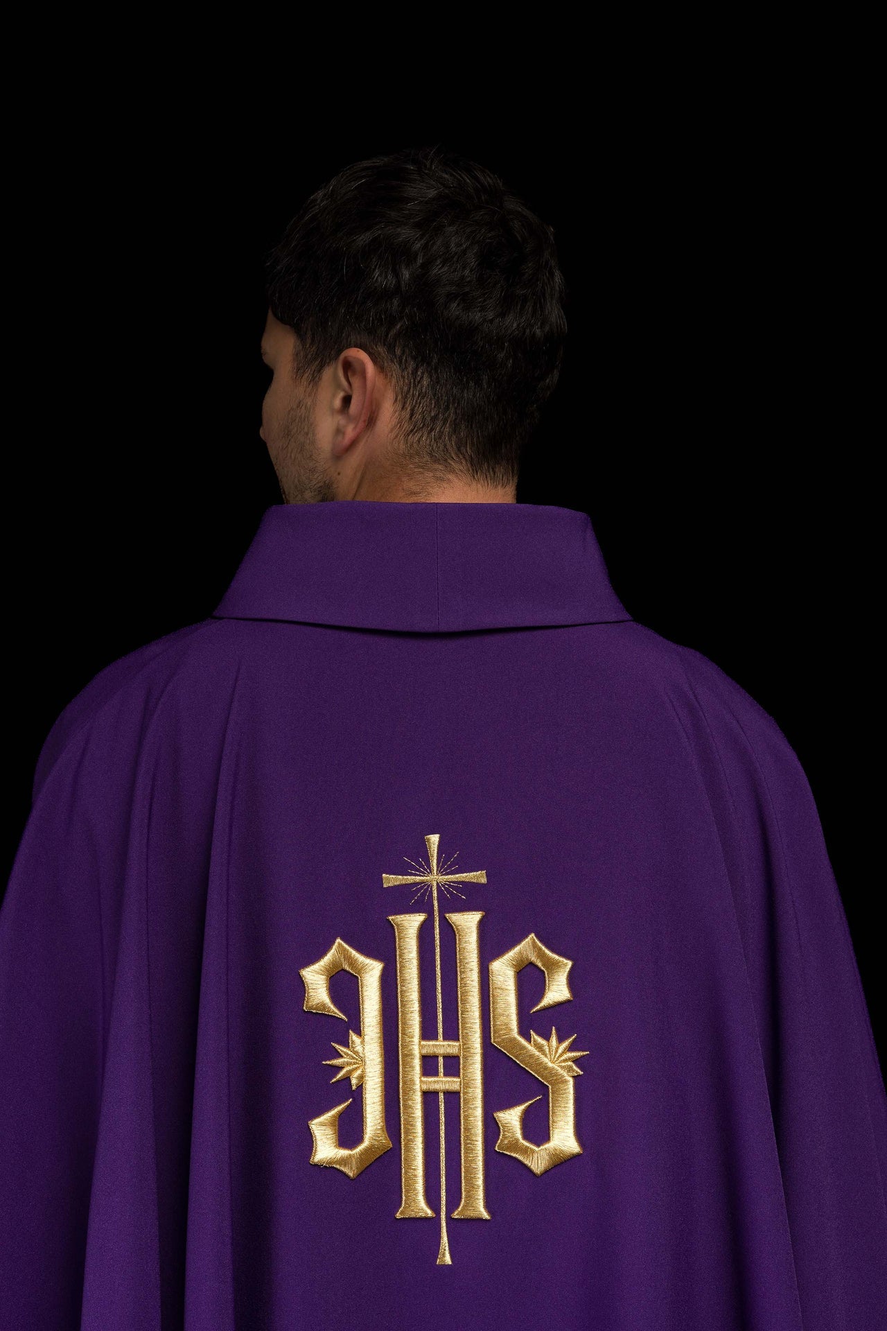 Fioletowy ornat haftowany z złotym motywem IHS - ORNATY.PL