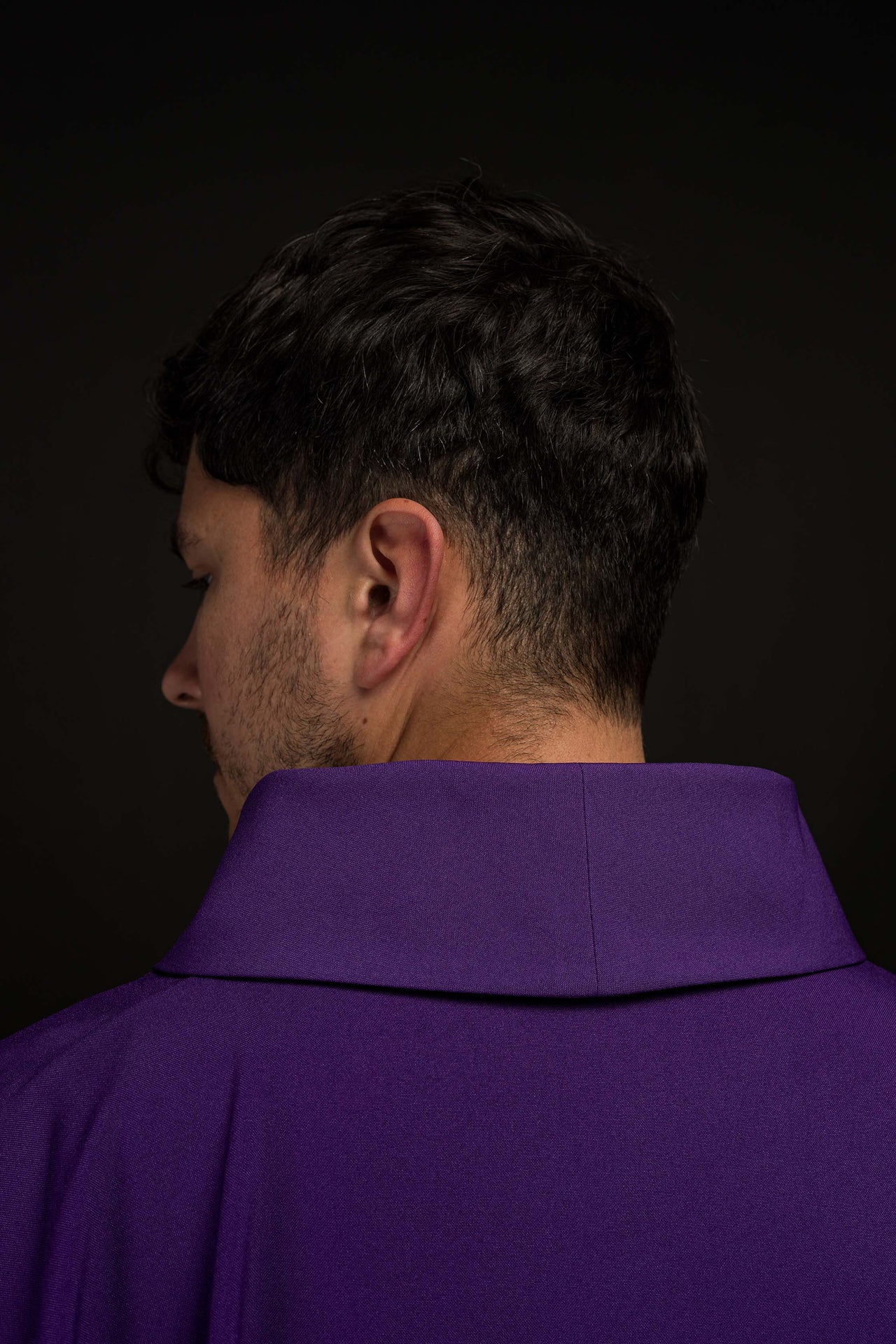 Fioletowy ornat haftowany z złotym motywem IHS - ORNATY.PL