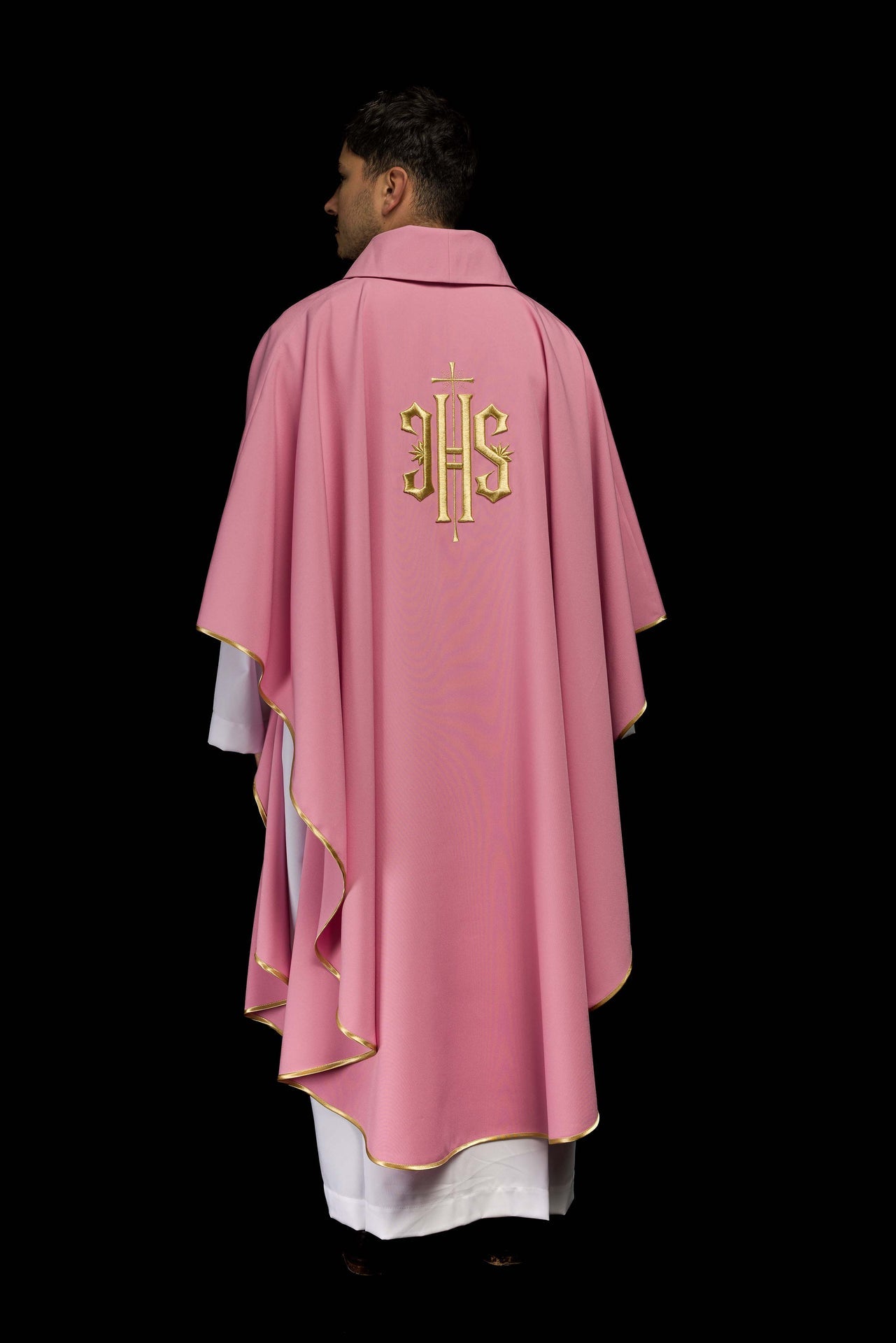 Ornat haftowany z wzorem IHS w kolorze różowym - ORNATY.PL
