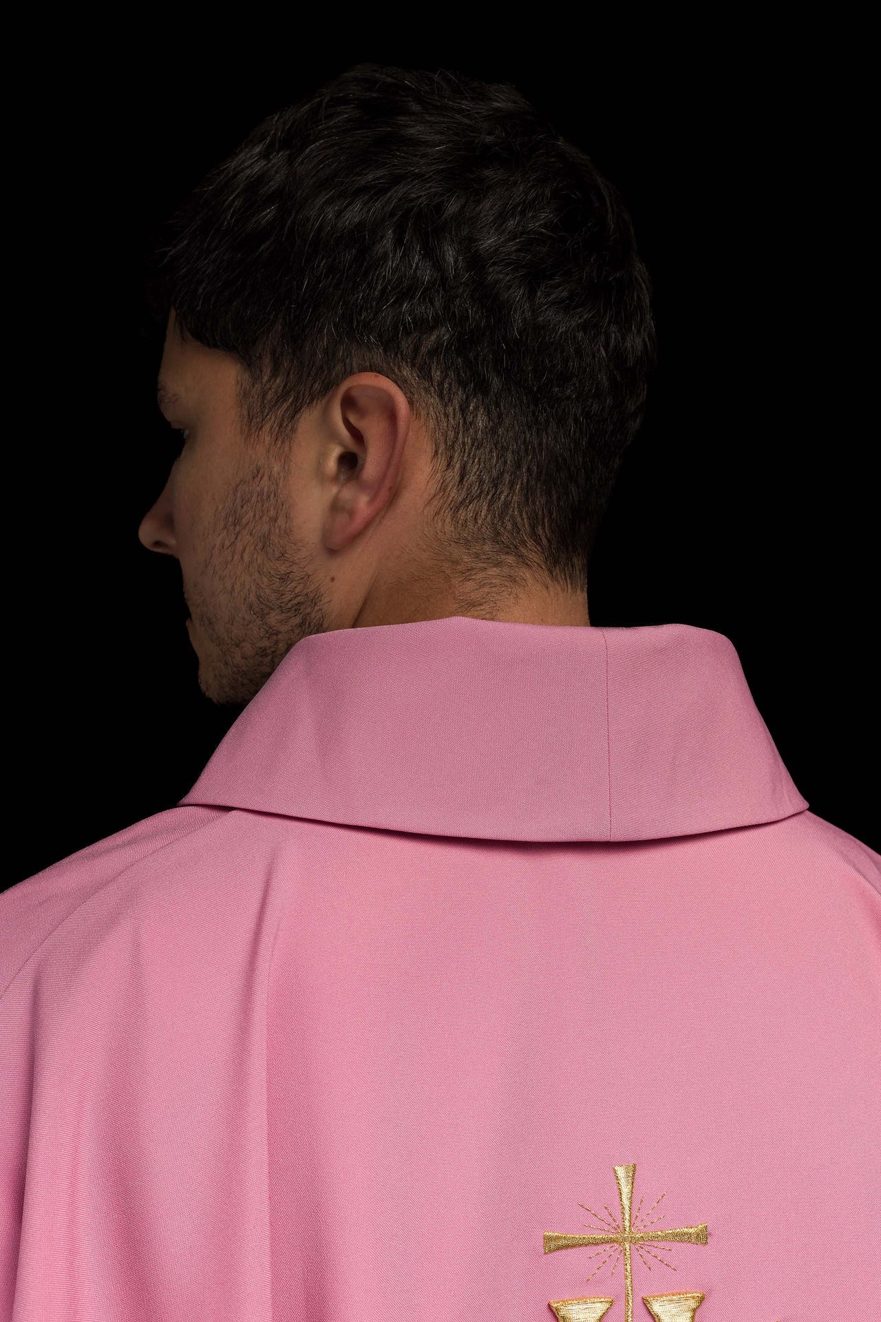 Ornat haftowany z wzorem IHS w kolorze różowym - ORNATY.PL