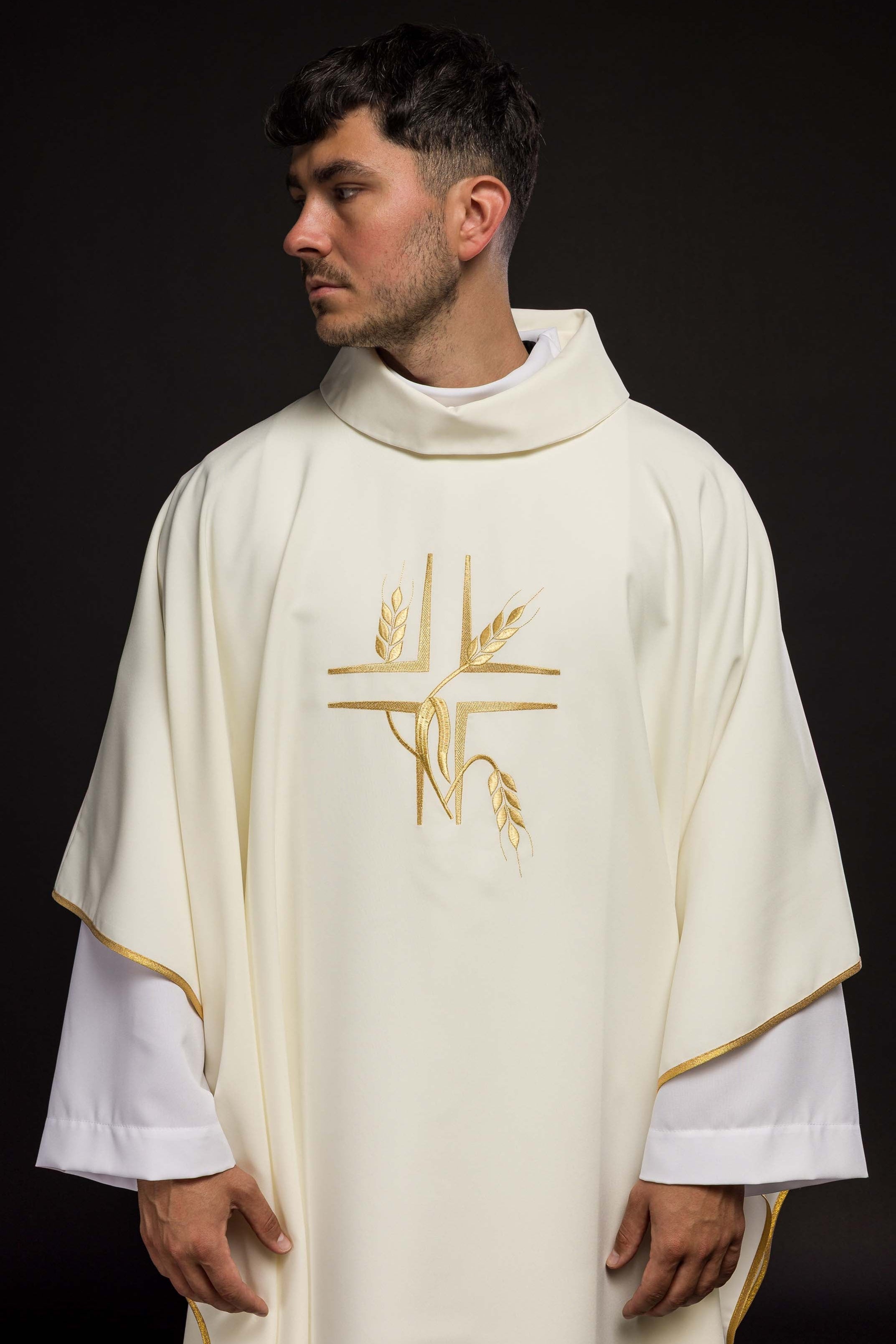 Chasuble with embroidery of the Cross in ecru