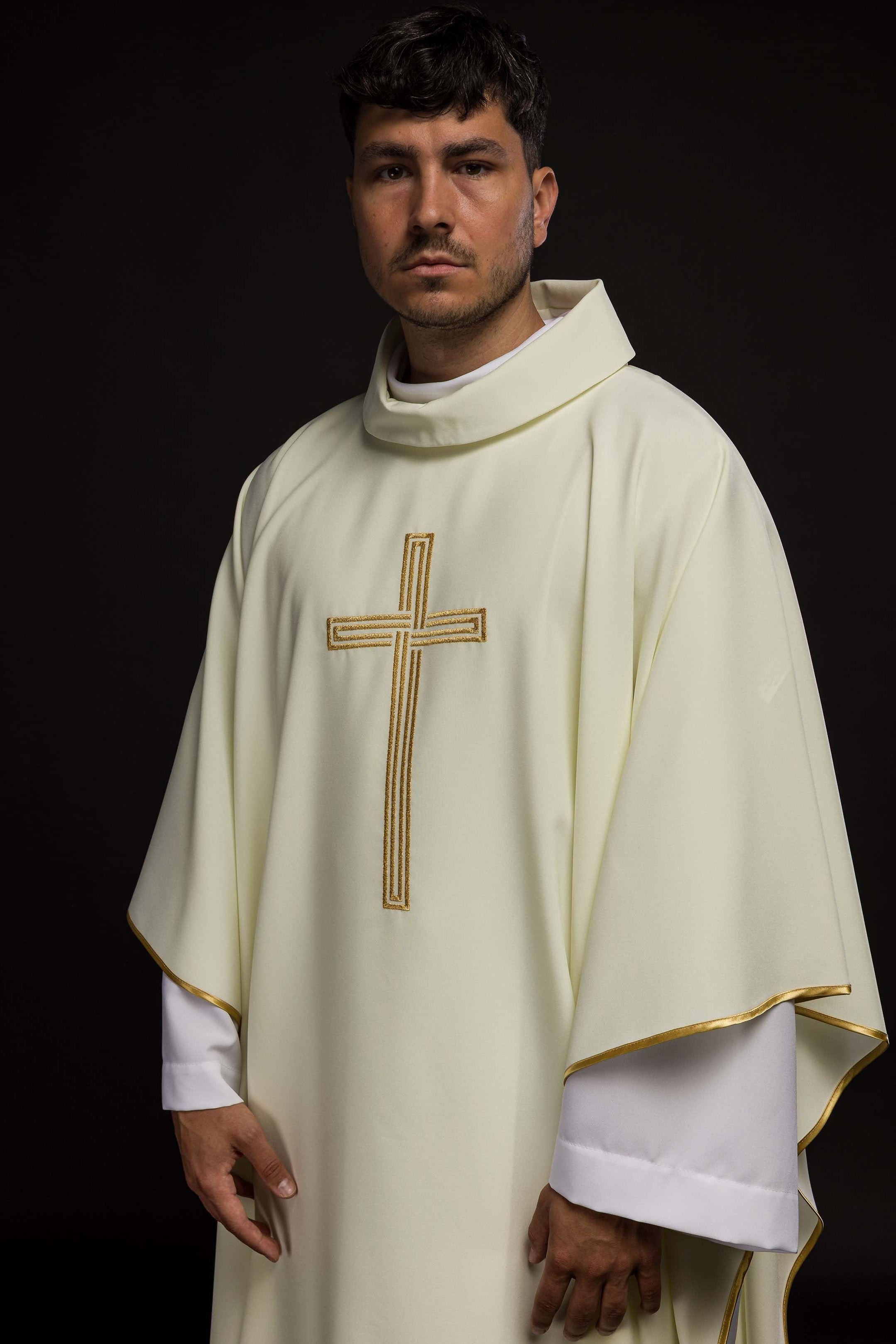 Embroidered chasuble with the motif of the Cross in ecru