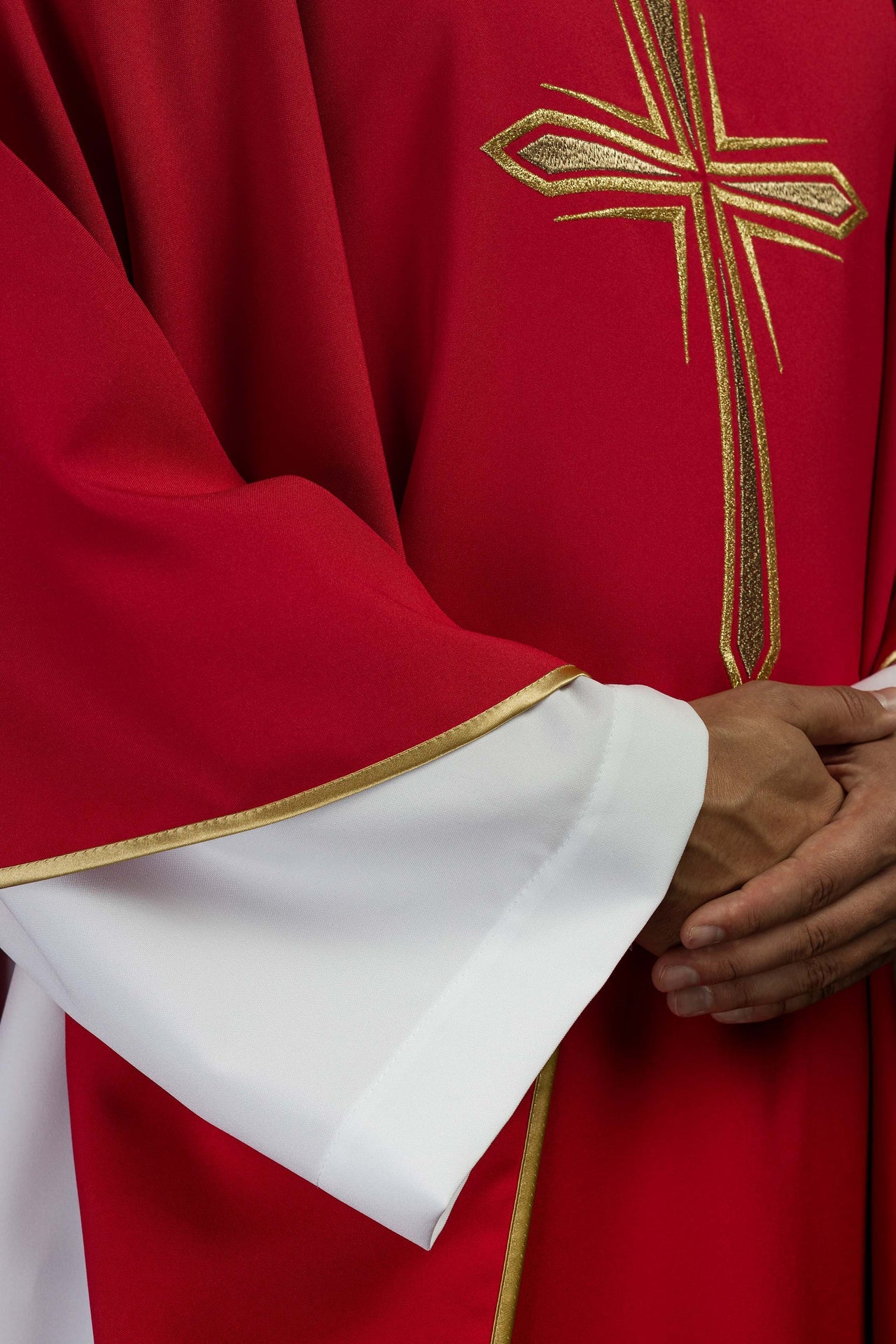 Czerwony ornat haftowany z wzorem krzyża - ORNATY.PL