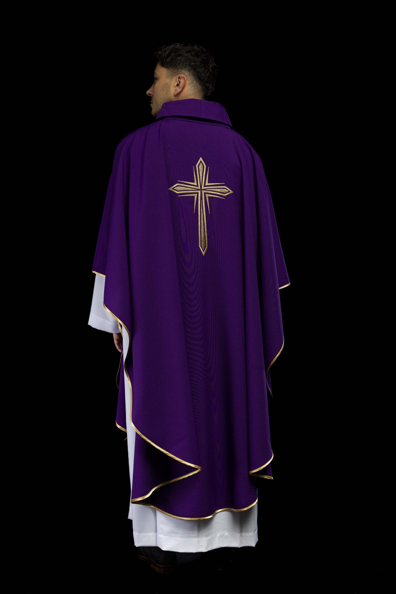 Fioletowy ornat z haftem krzyża i złotą lamówką - ORNATY.PL
