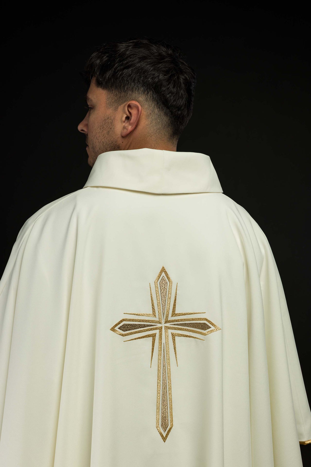 Ornat haftowany z motywem krzyża świętego - ORNATY.PL