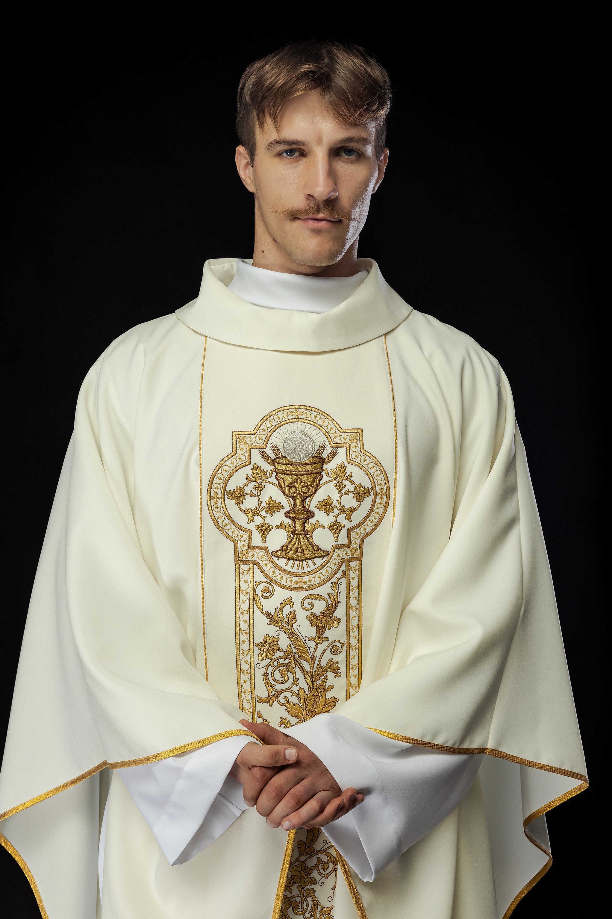 Chasuble with embroidery of the Eucharistic chalice in ecru