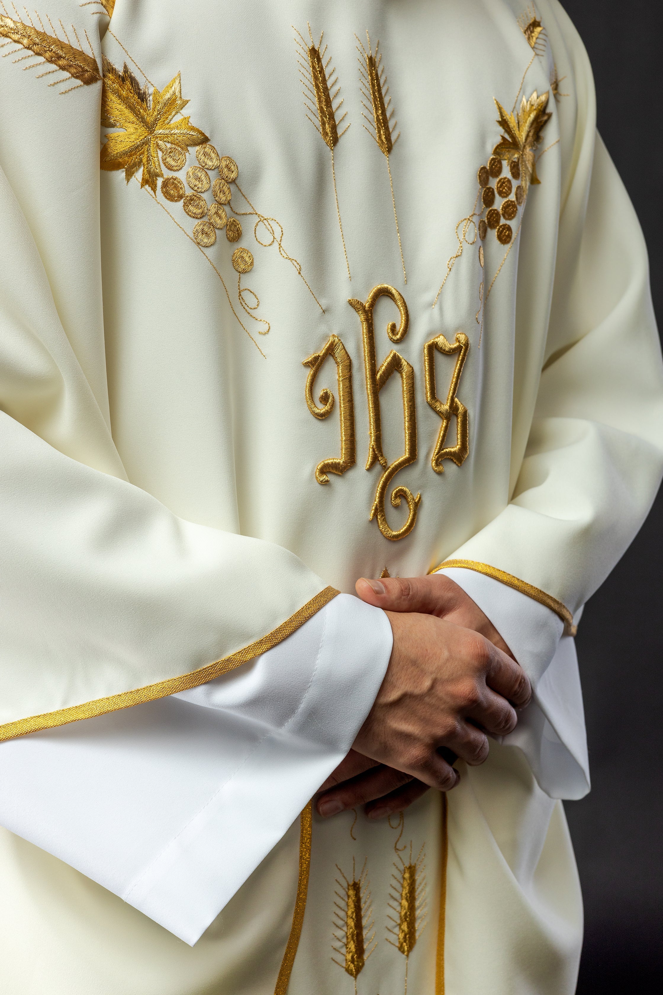 Chasuble embroidered with IHS and grapes in ecru