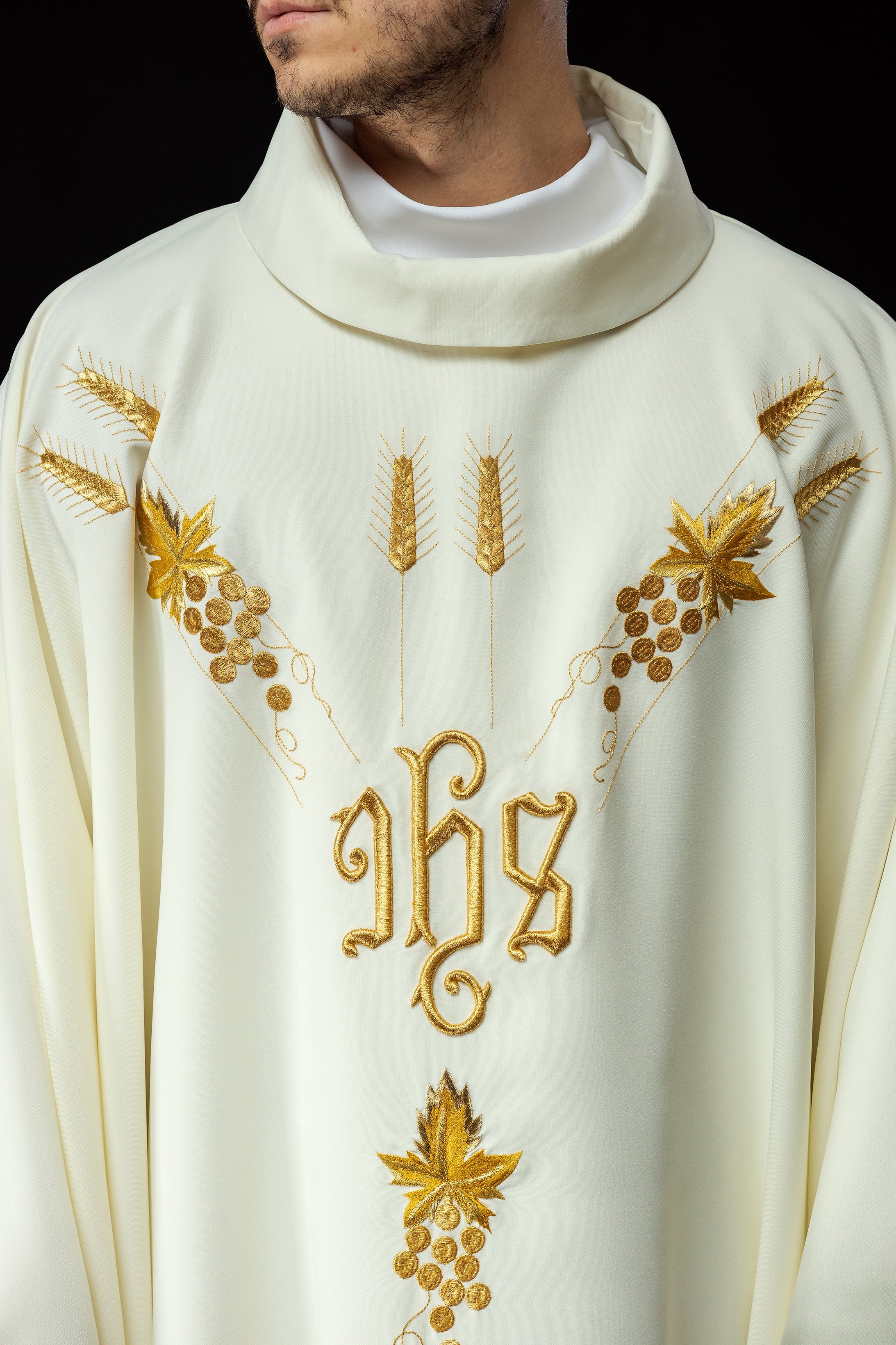 Chasuble embroidered with IHS and grapes in ecru