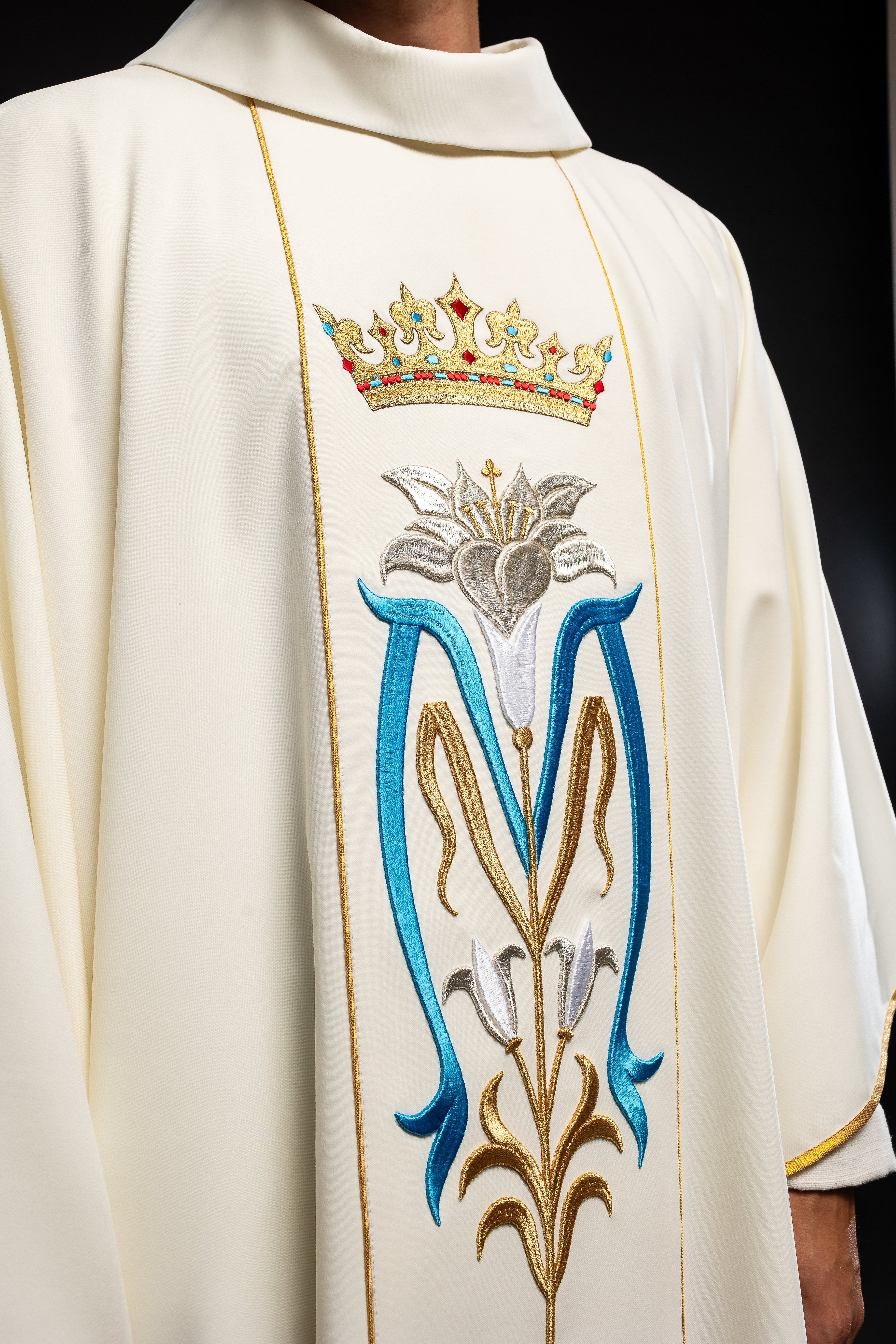 Marian liturgical chasuble embroidered with ecru crown