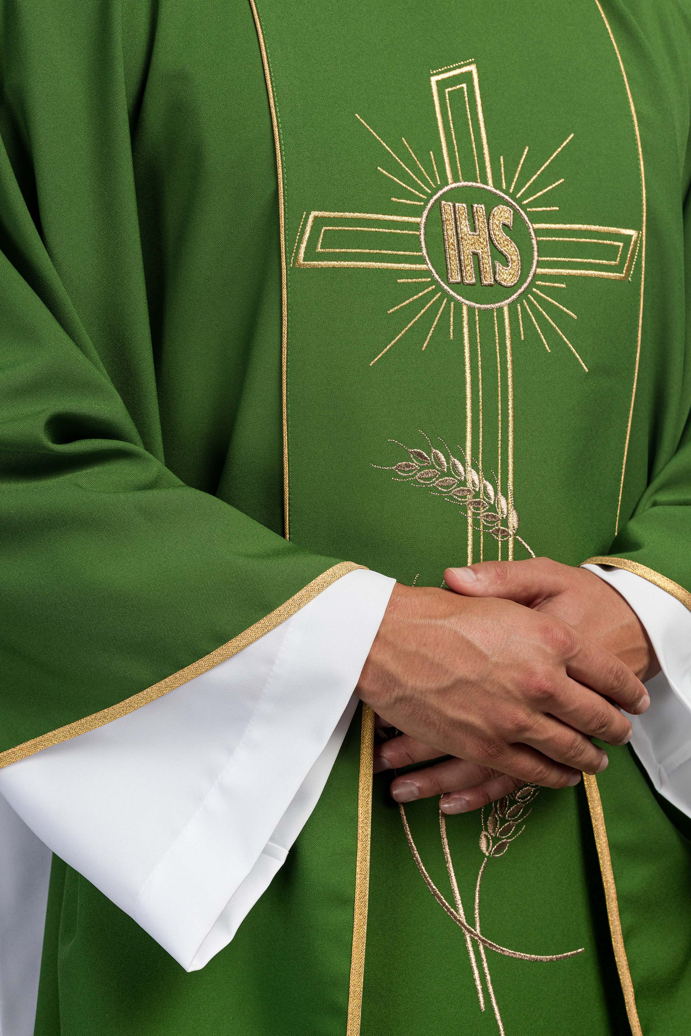 Zielony ornat z szerokim haftowanym złotym pasem Krzyż IHS - ORNATY.PL