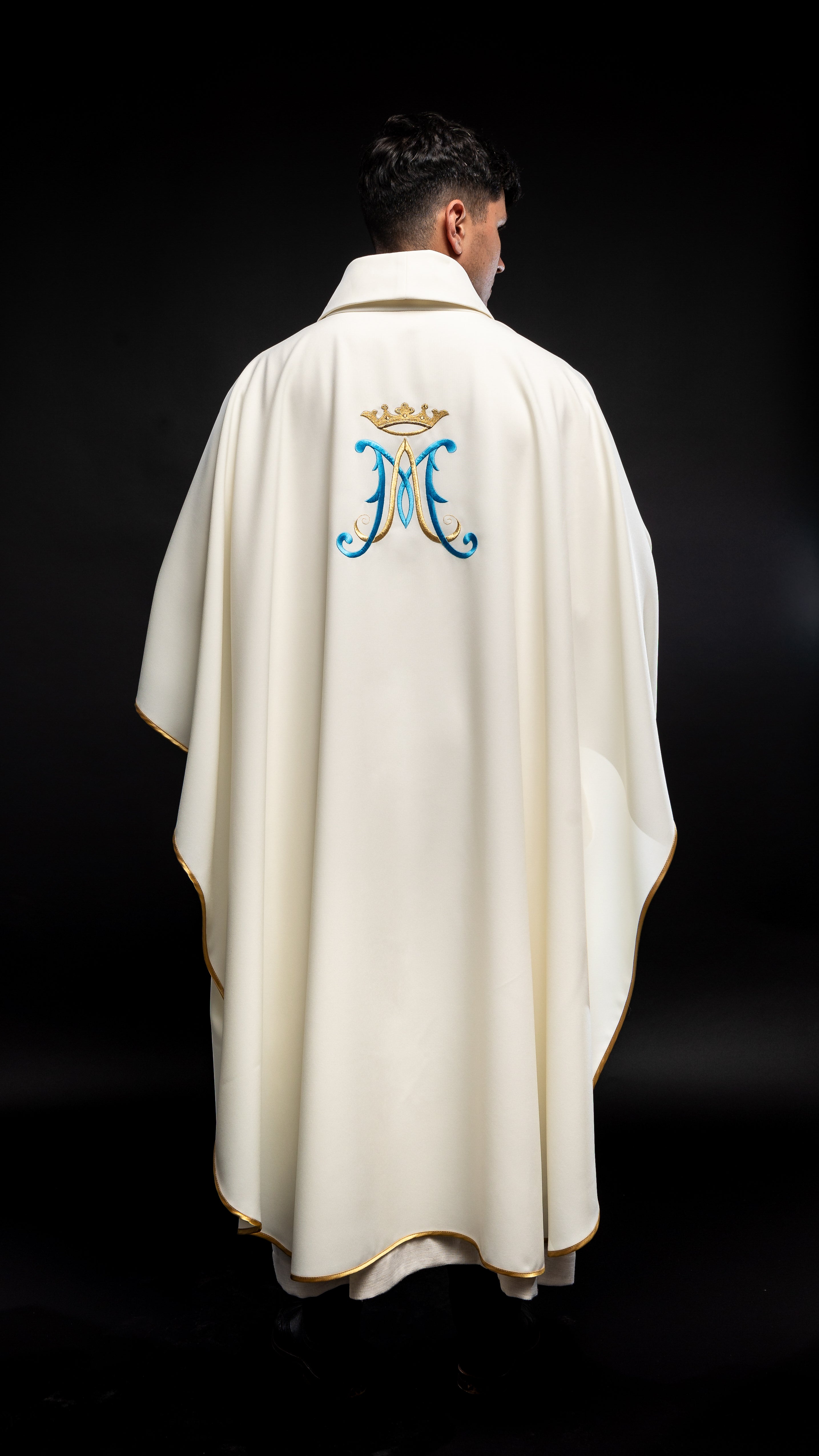 Embroidered chasuble with Marian motif ecru