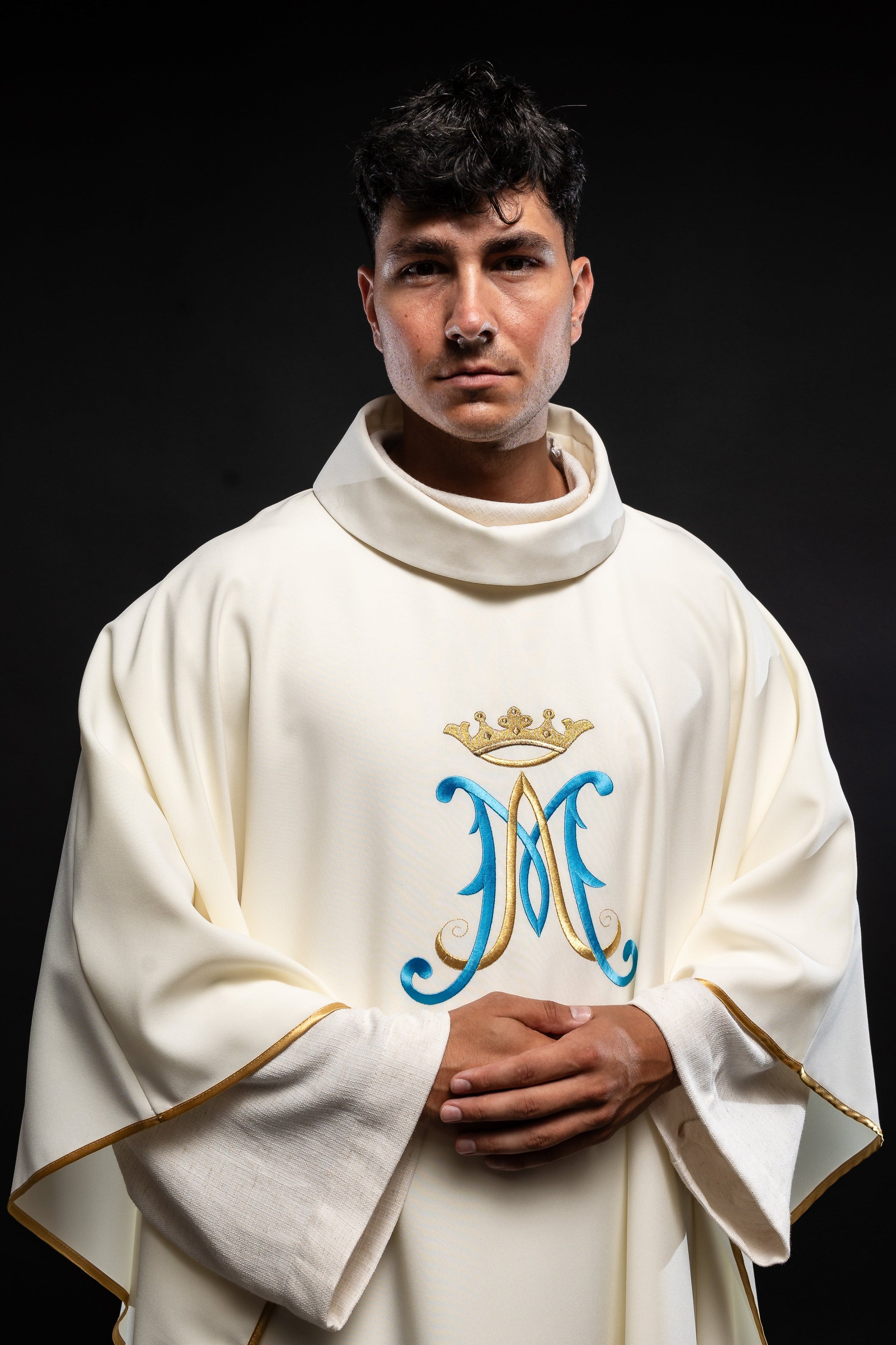 Embroidered chasuble with Marian motif ecru