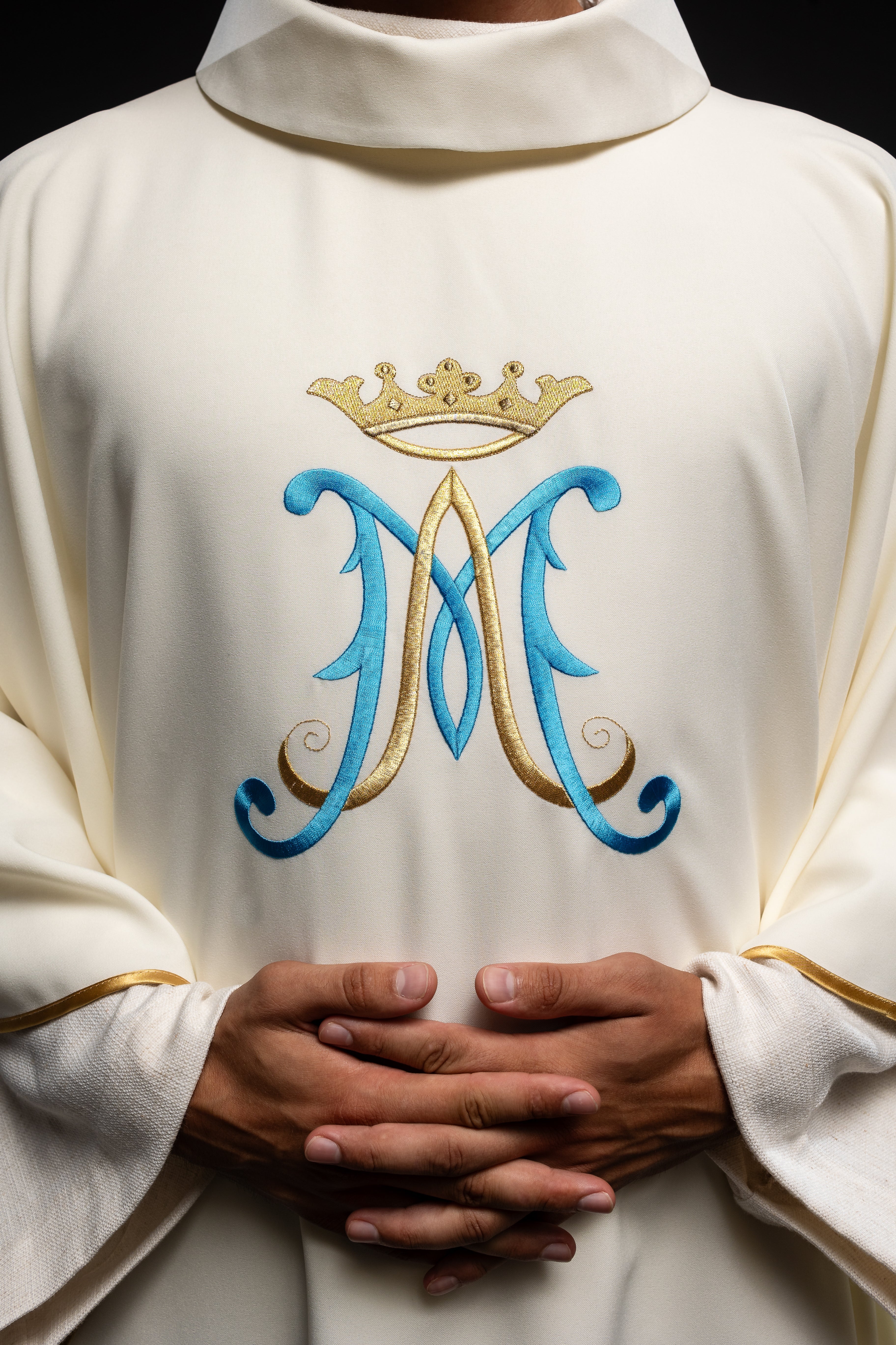 Embroidered chasuble with Marian motif ecru