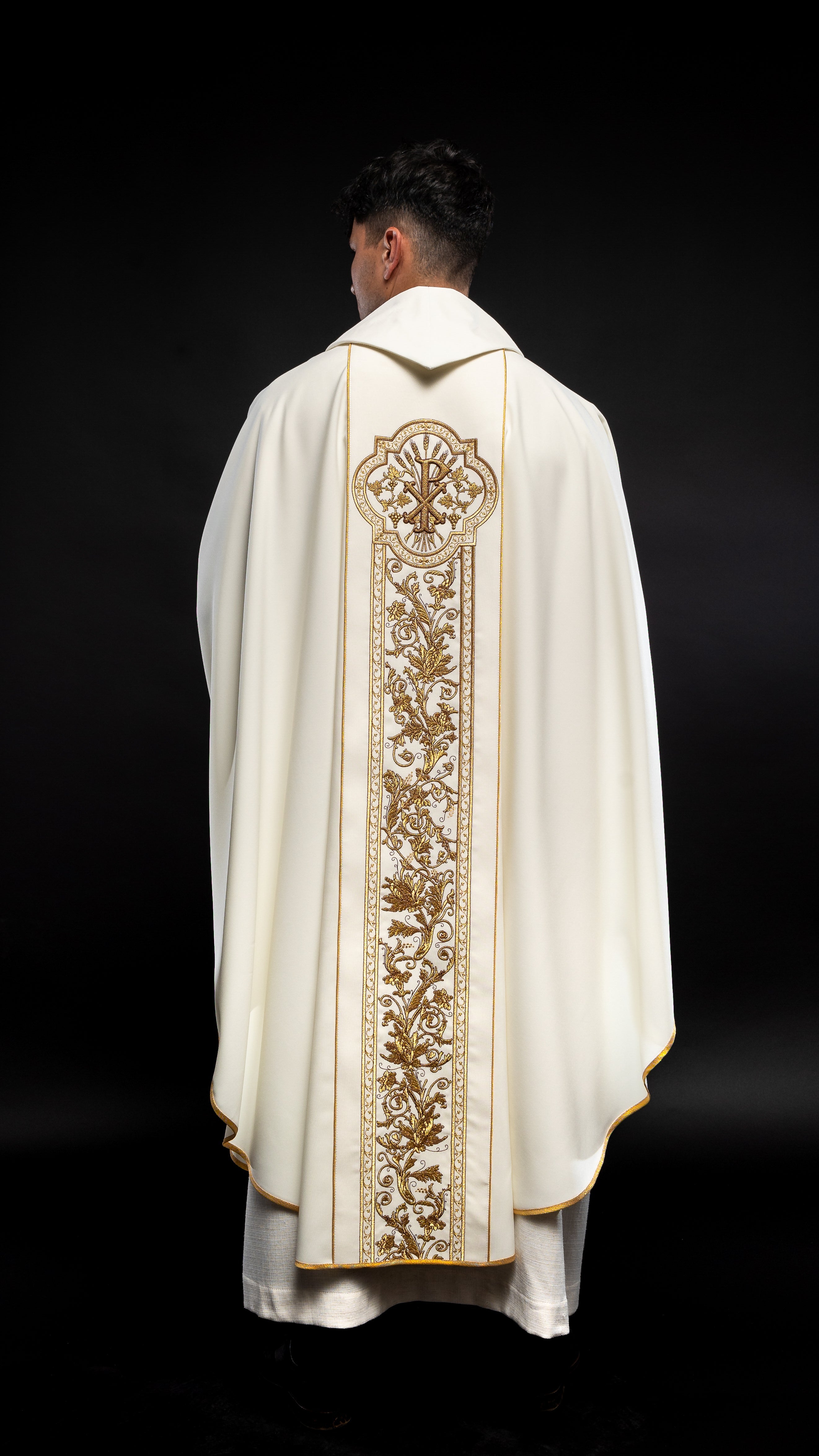 Chasuble richly embroidered with the symbol of the Heart of Jesus and PAX - Ecru