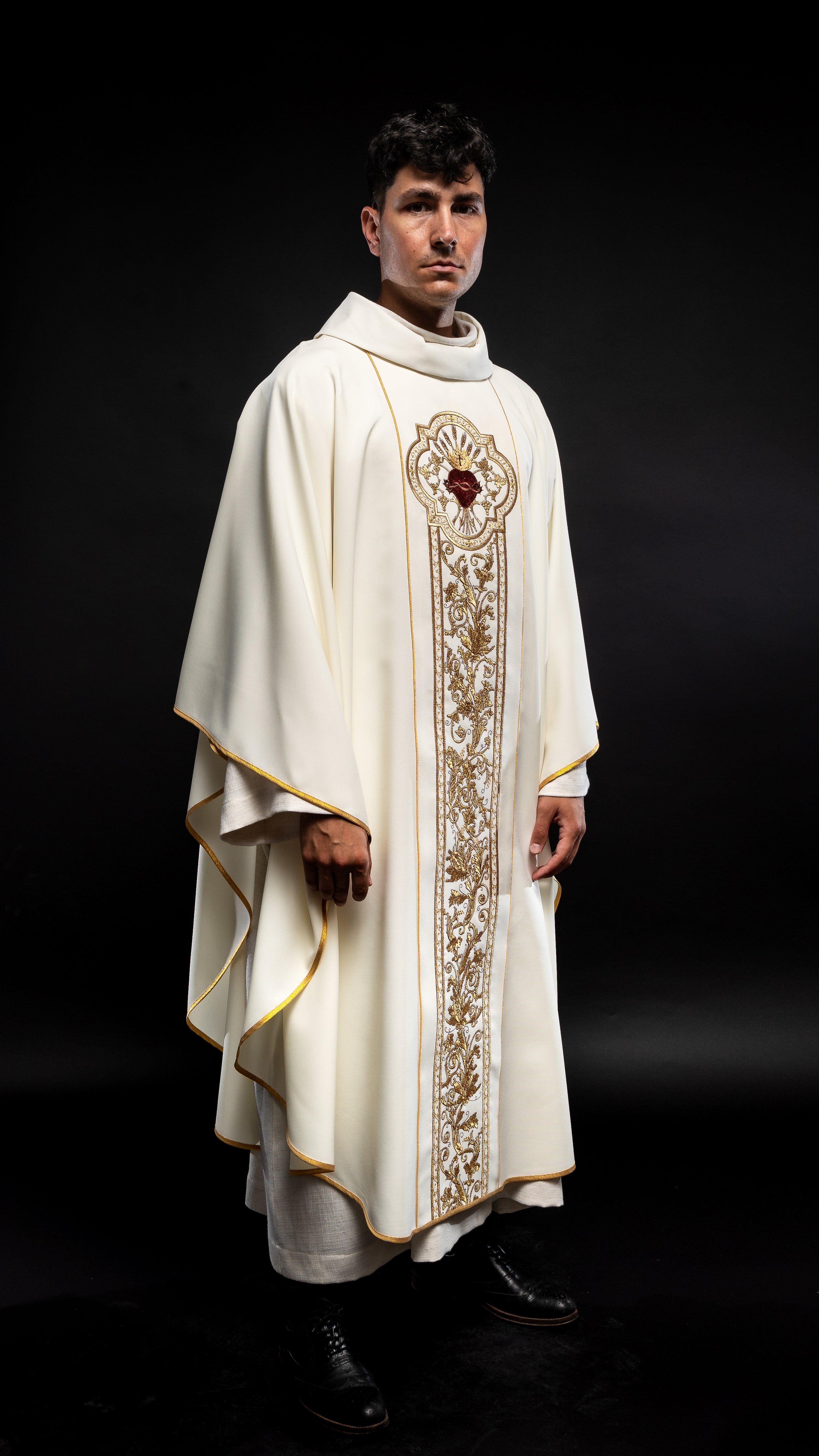 Chasuble richly embroidered with the symbol of the Heart of Jesus and PAX - Ecru