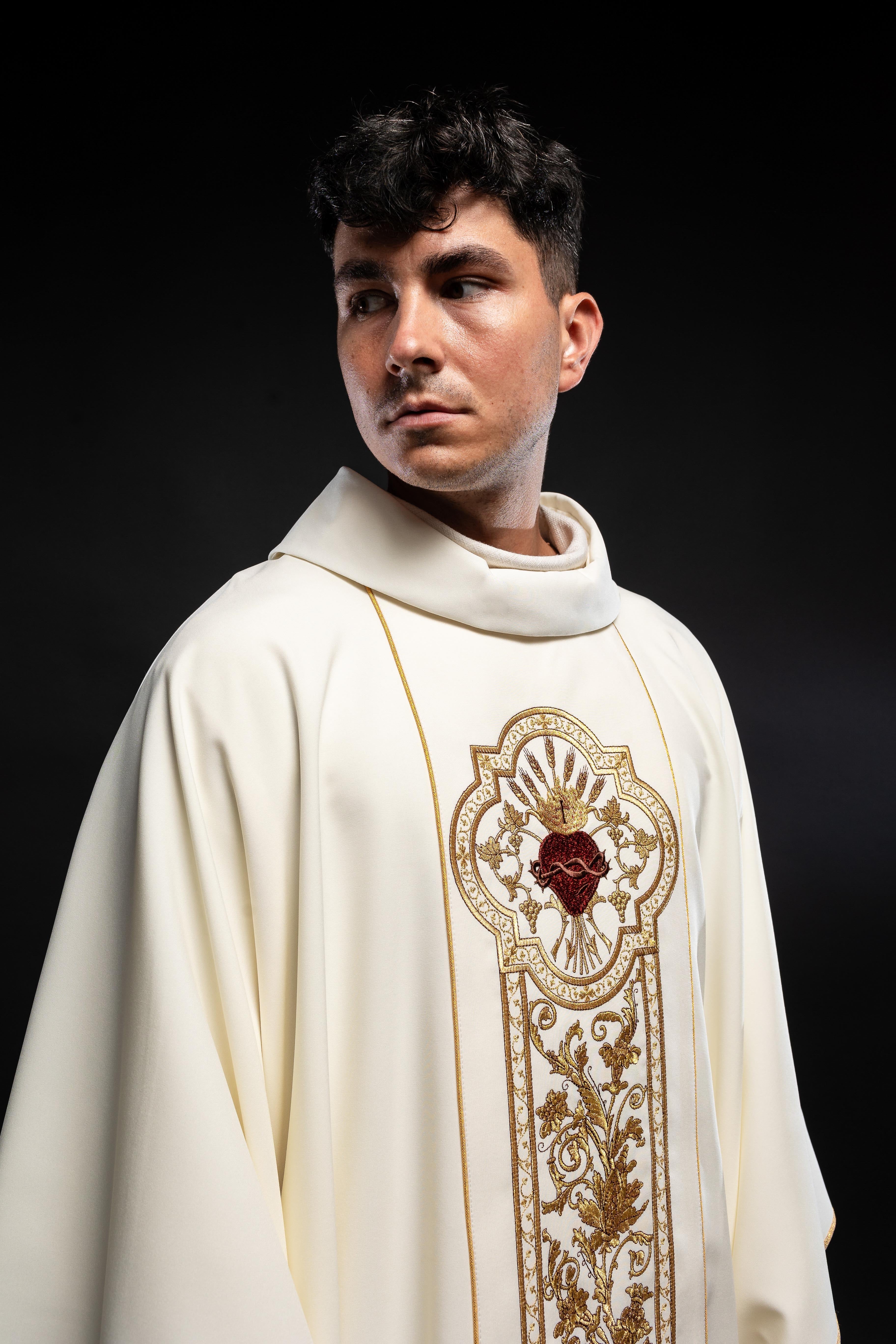 Chasuble richly embroidered with the symbol of the Heart of Jesus and PAX - Ecru