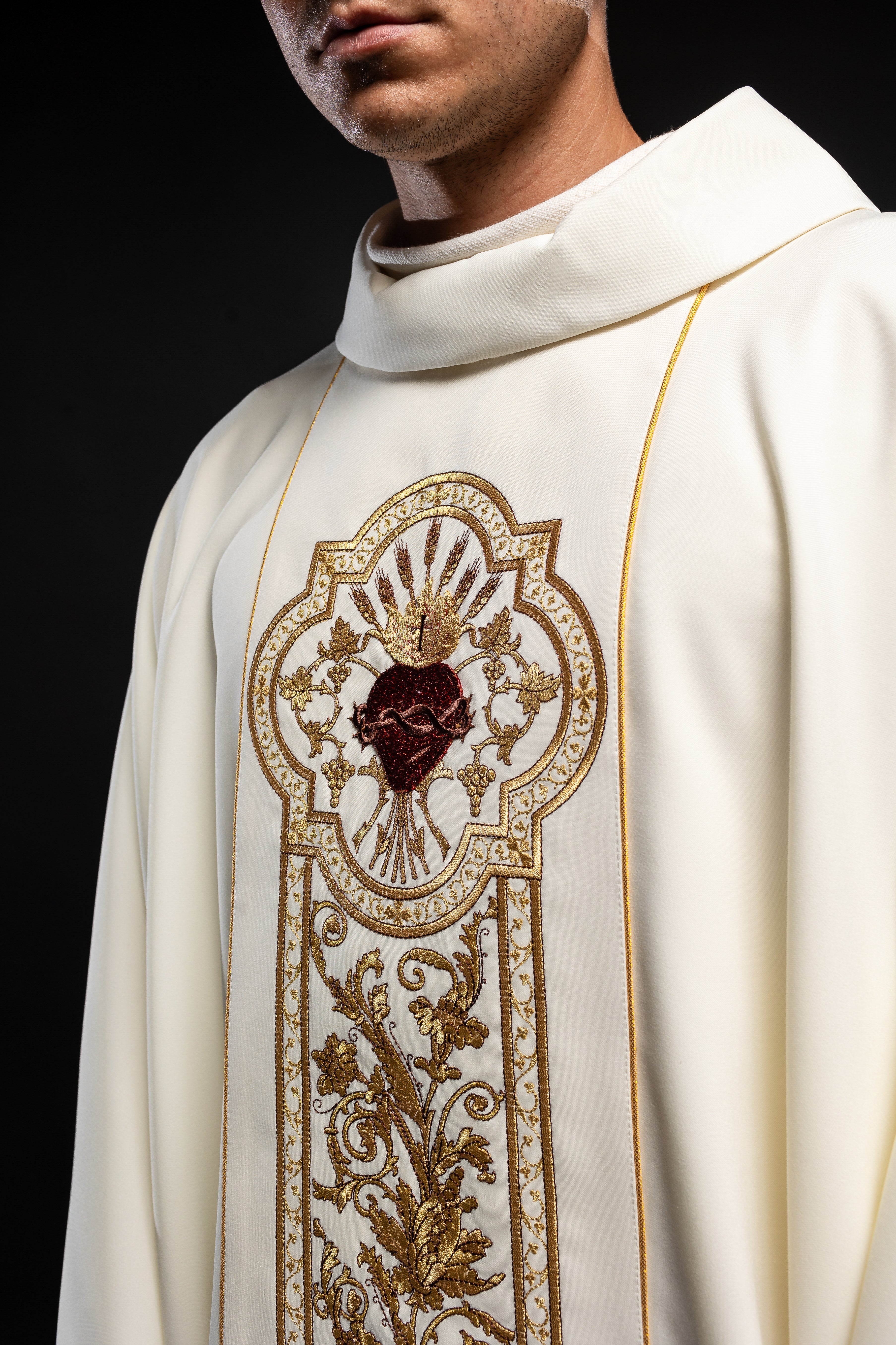 Chasuble richly embroidered with the symbol of the Heart of Jesus and PAX - Ecru