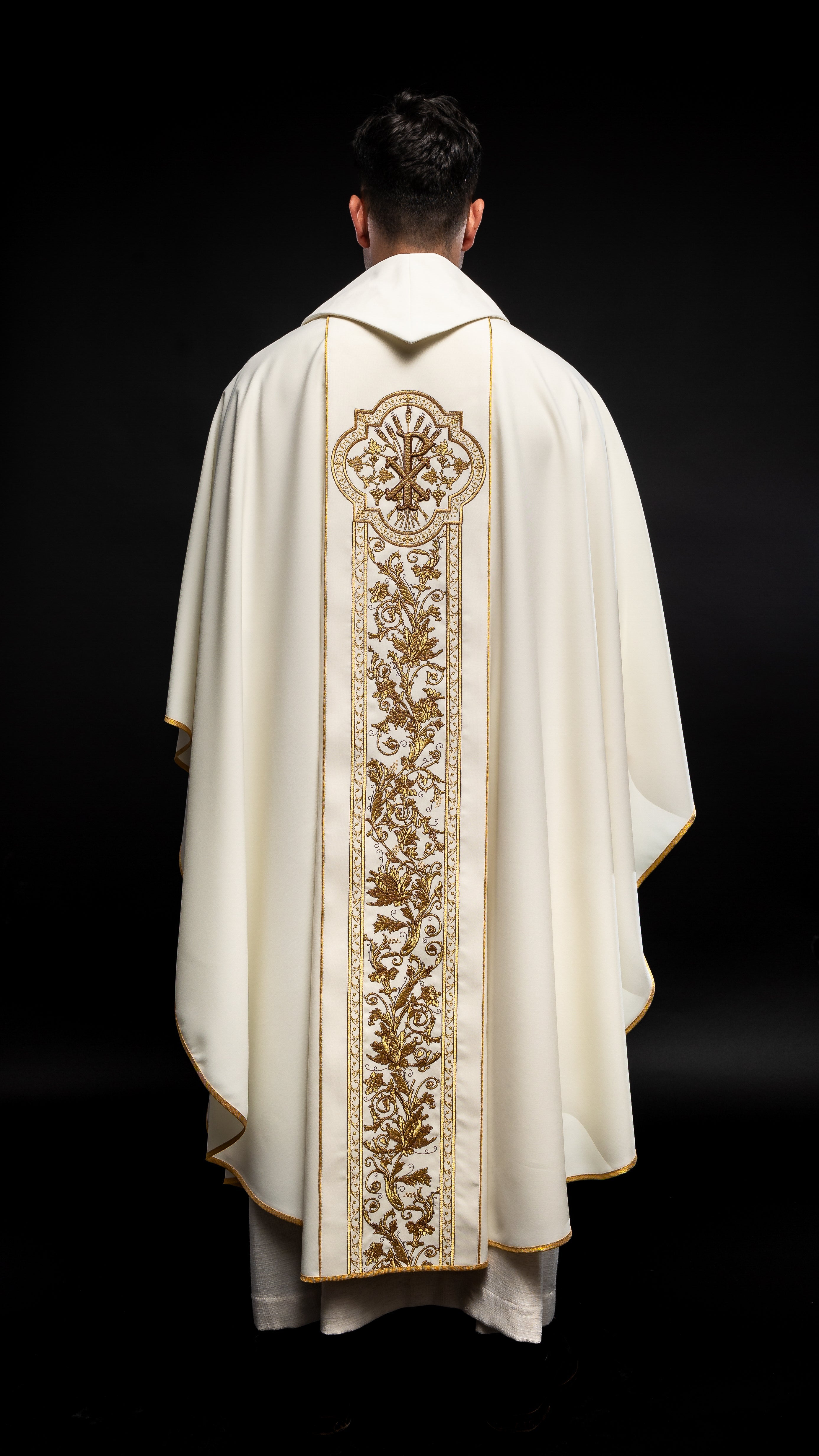 Chasuble richly embroidered with the symbol of the Heart of Jesus and PAX - Ecru