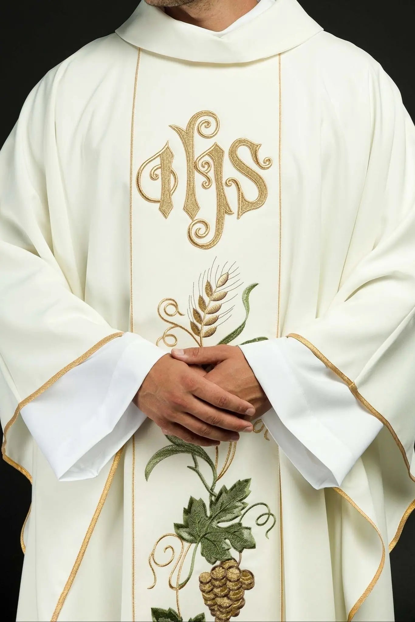 Belt chasuble embroidered with IHS symbol, ears and grapes ecru