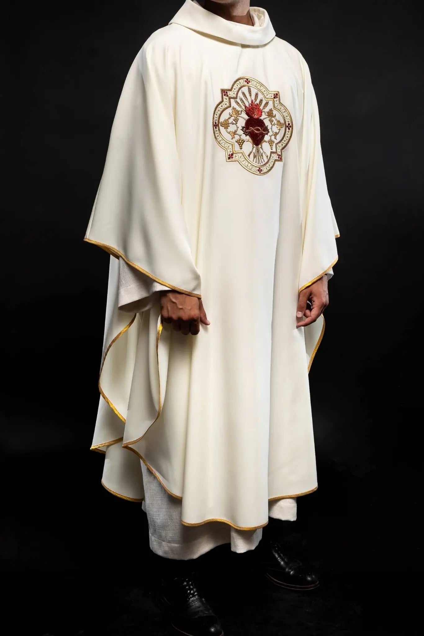 Embroidered chasuble with the motif of the Heart of Jesus and the Eucharistic cup
