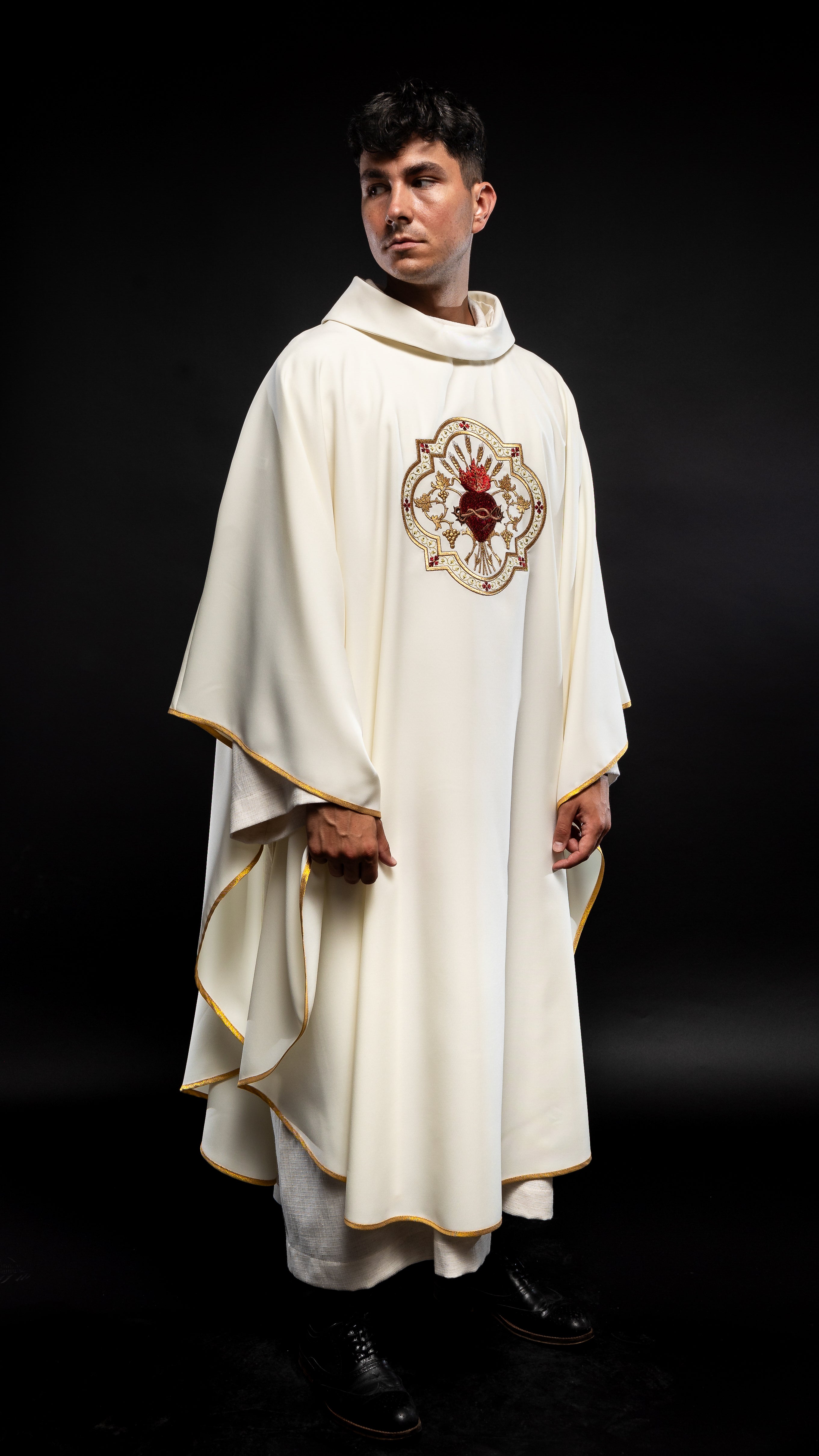 Embroidered chasuble with the motif of the Heart of Jesus and the Eucharistic cup