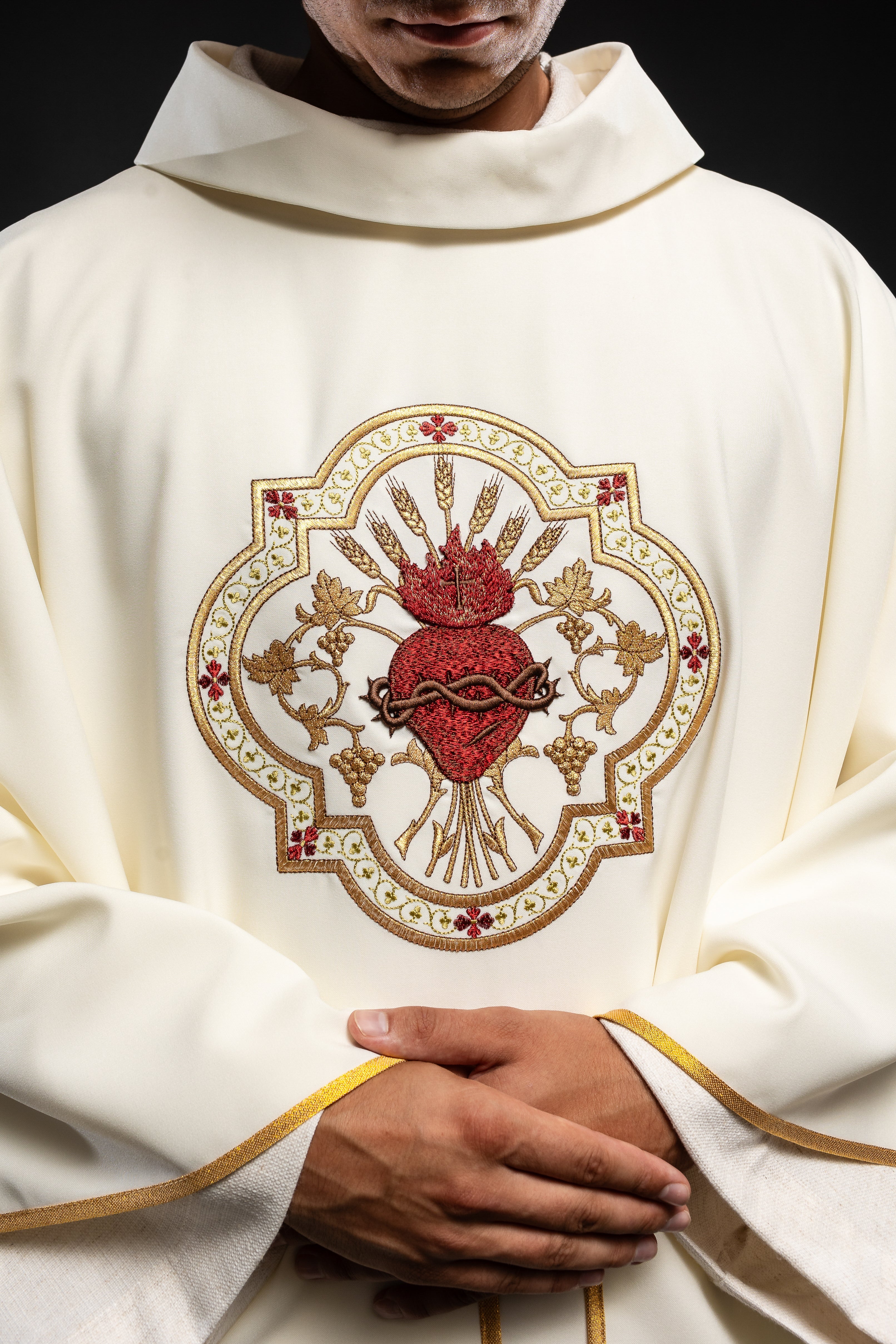 Embroidered chasuble with the motif of the Heart of Jesus and the Eucharistic cup