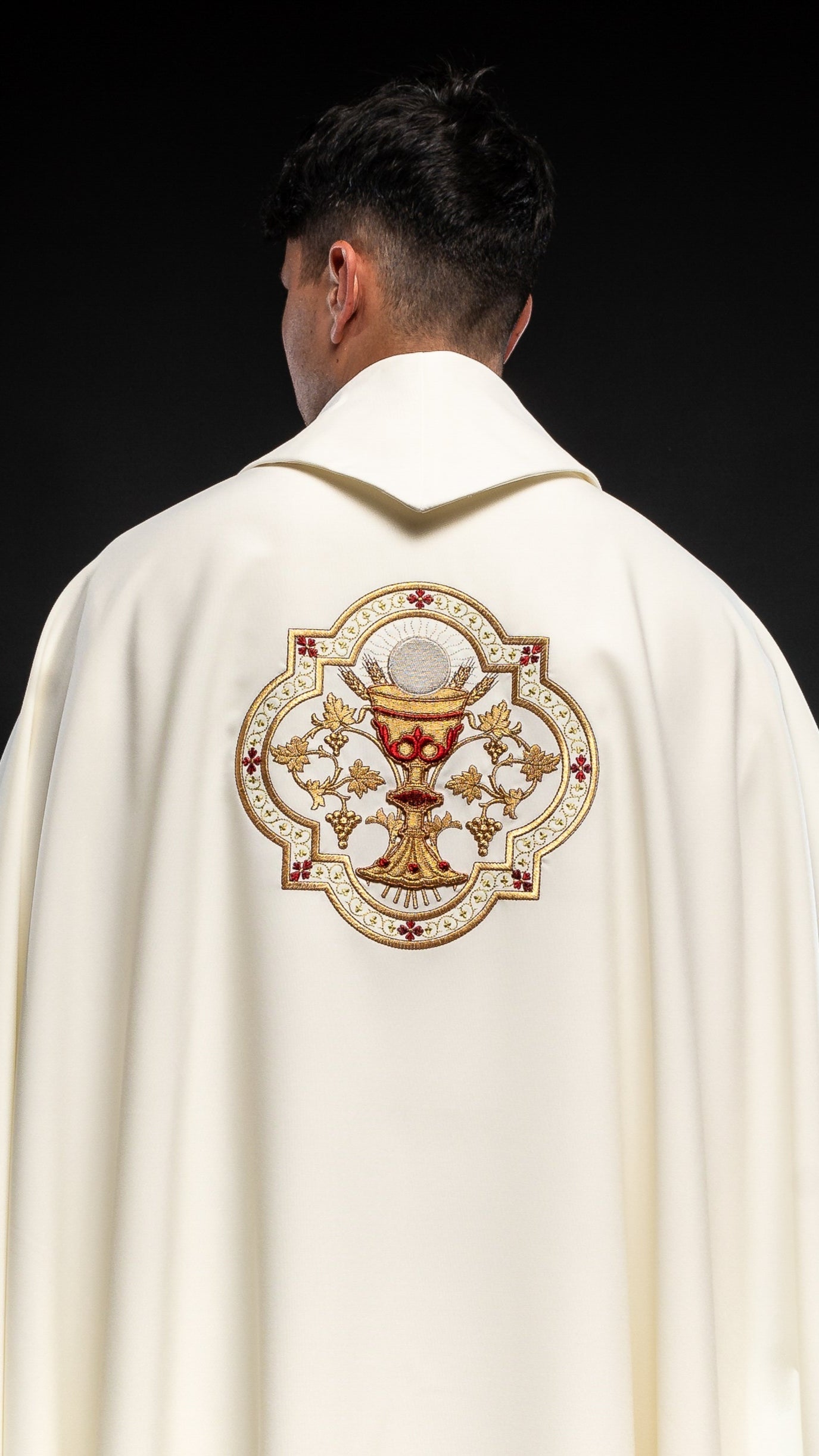 Embroidered chasuble with the motif of the Heart of Jesus and the Eucharistic cup