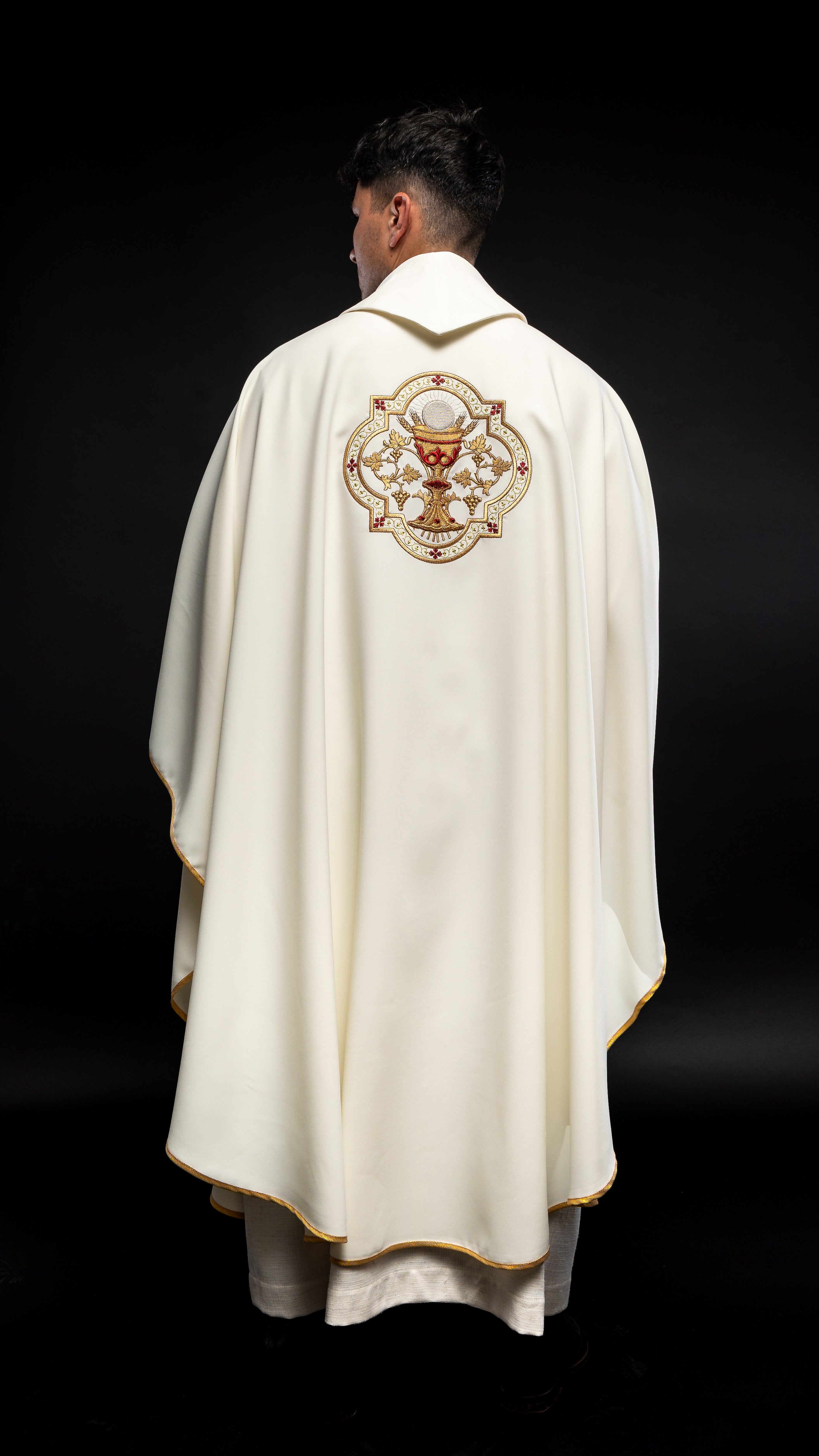 Embroidered chasuble with the motif of the Heart of Jesus and the Eucharistic cup