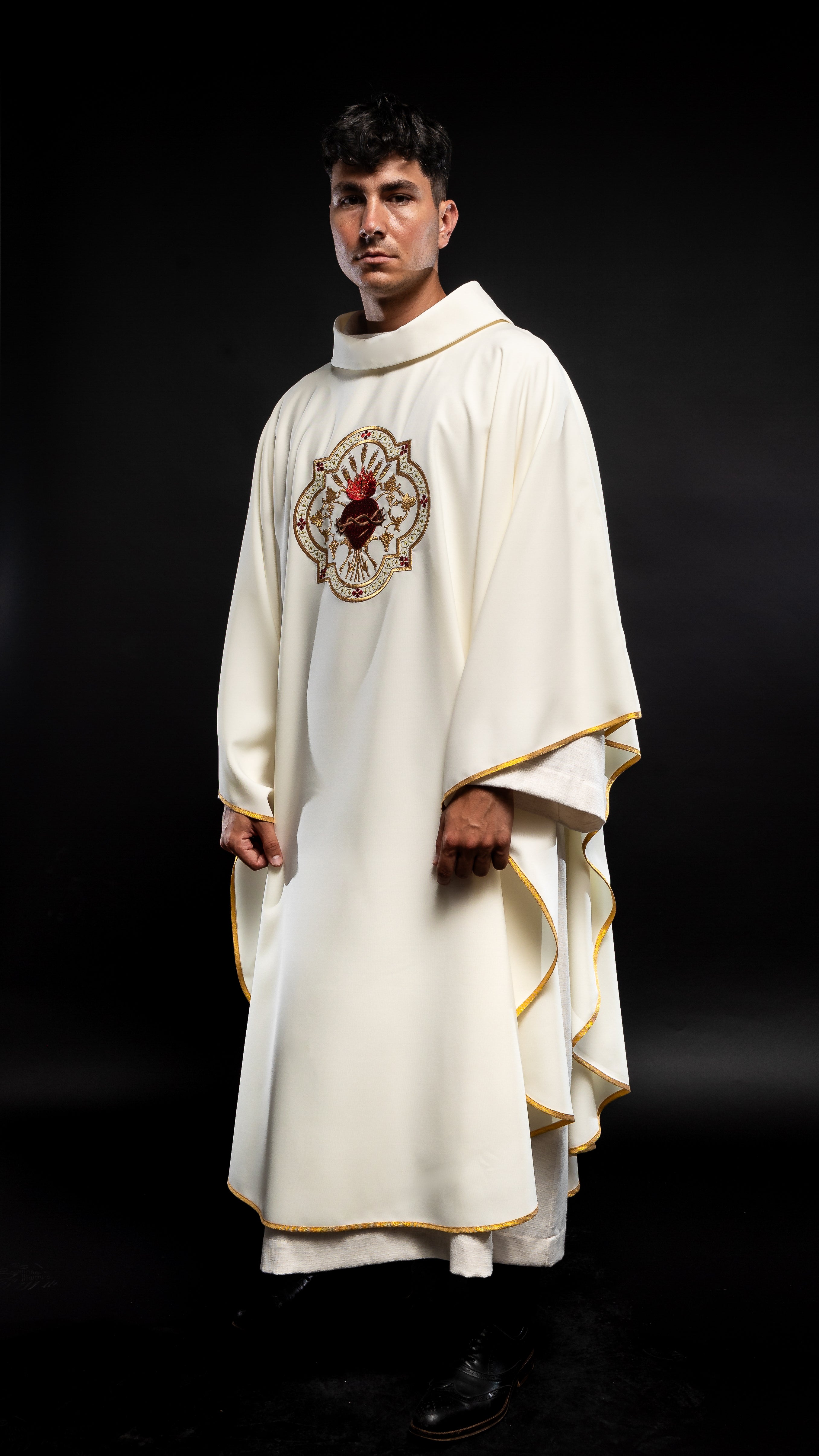 Embroidered chasuble with the motif of the Heart of Jesus and the Eucharistic cup