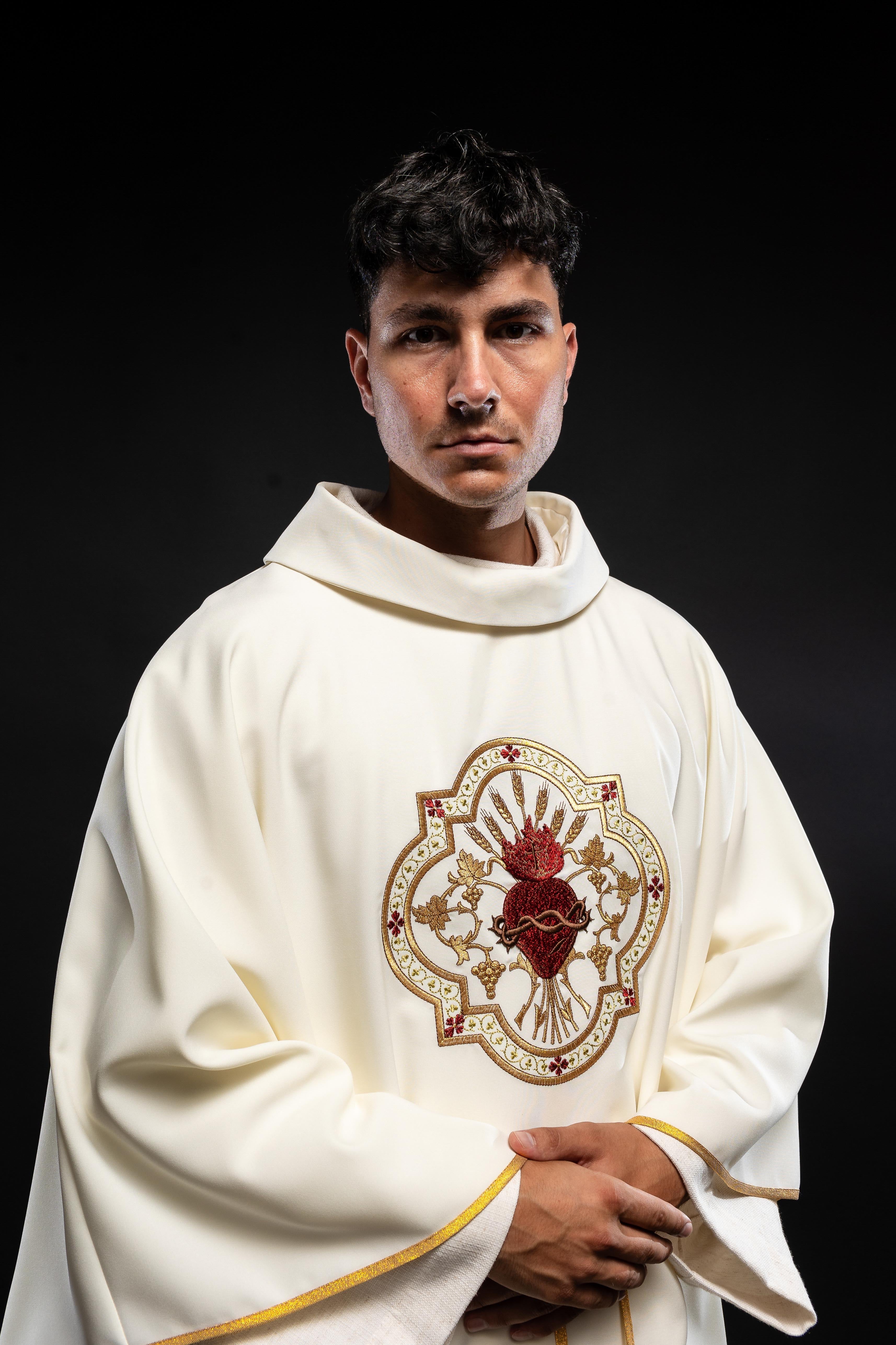 Embroidered chasuble with the motif of the Heart of Jesus and the Eucharistic cup