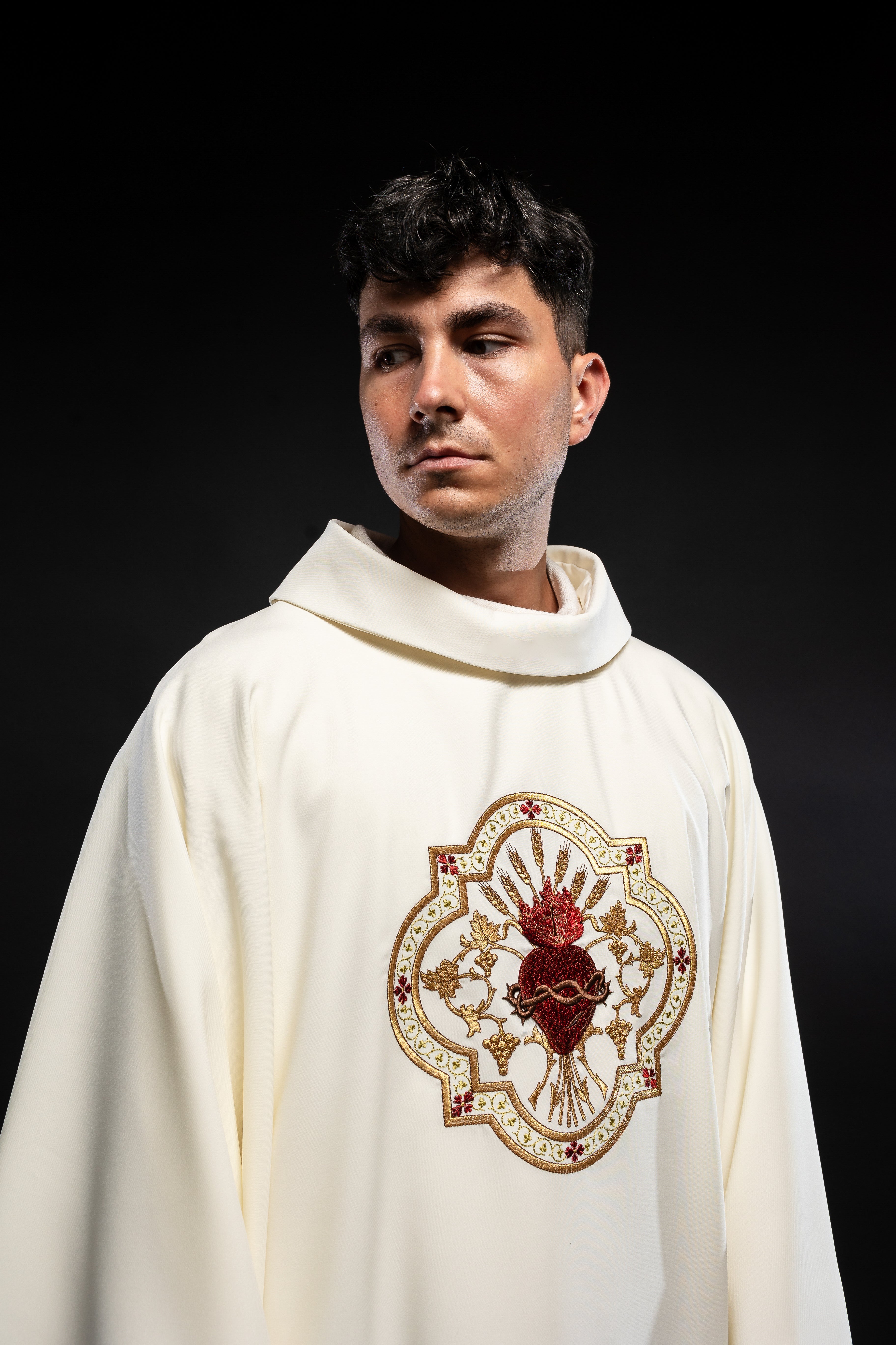 Embroidered chasuble with the motif of the Heart of Jesus and the Eucharistic cup