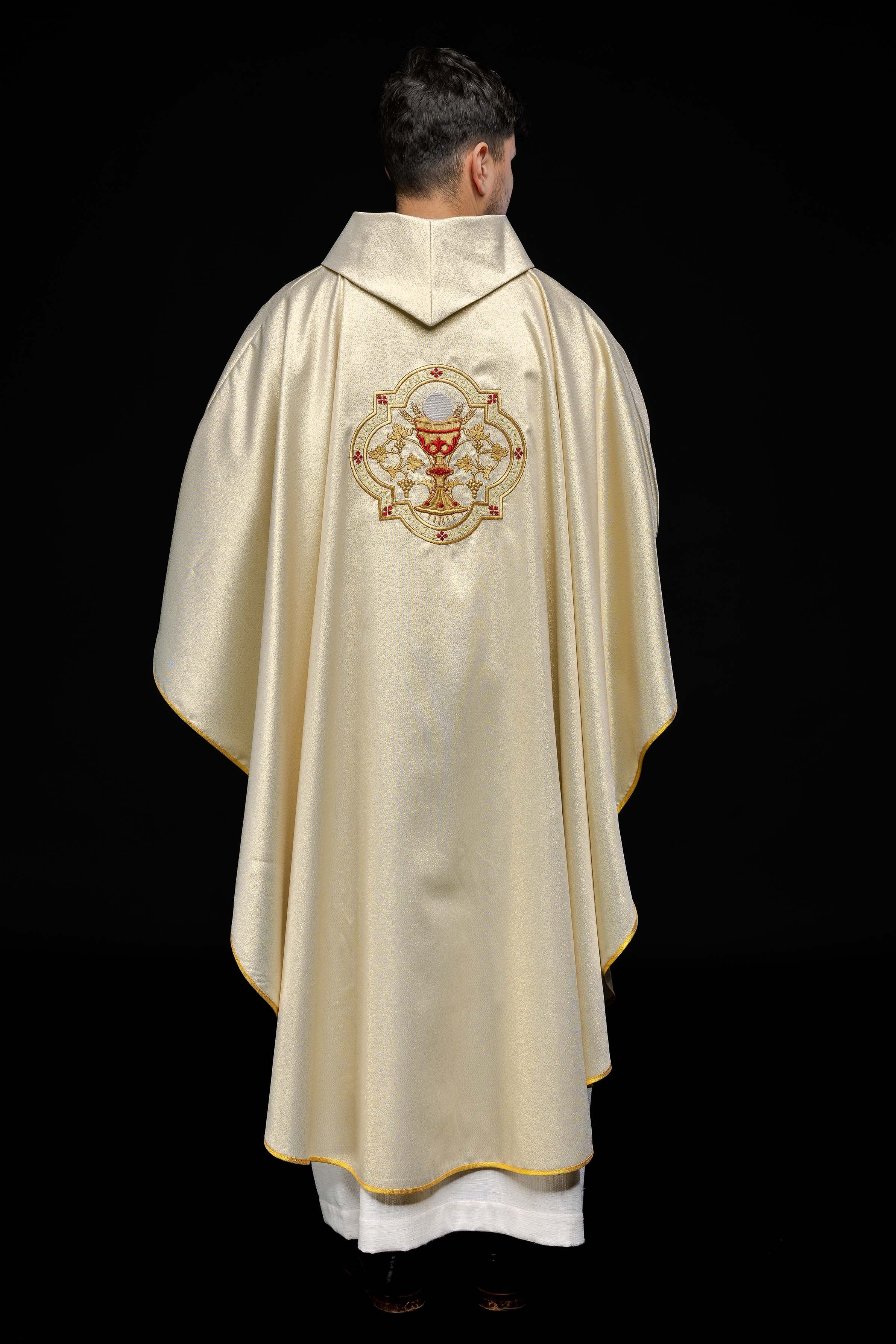 Gold chasuble embroidered with the motif of the Heart of Jesus and the Chalice