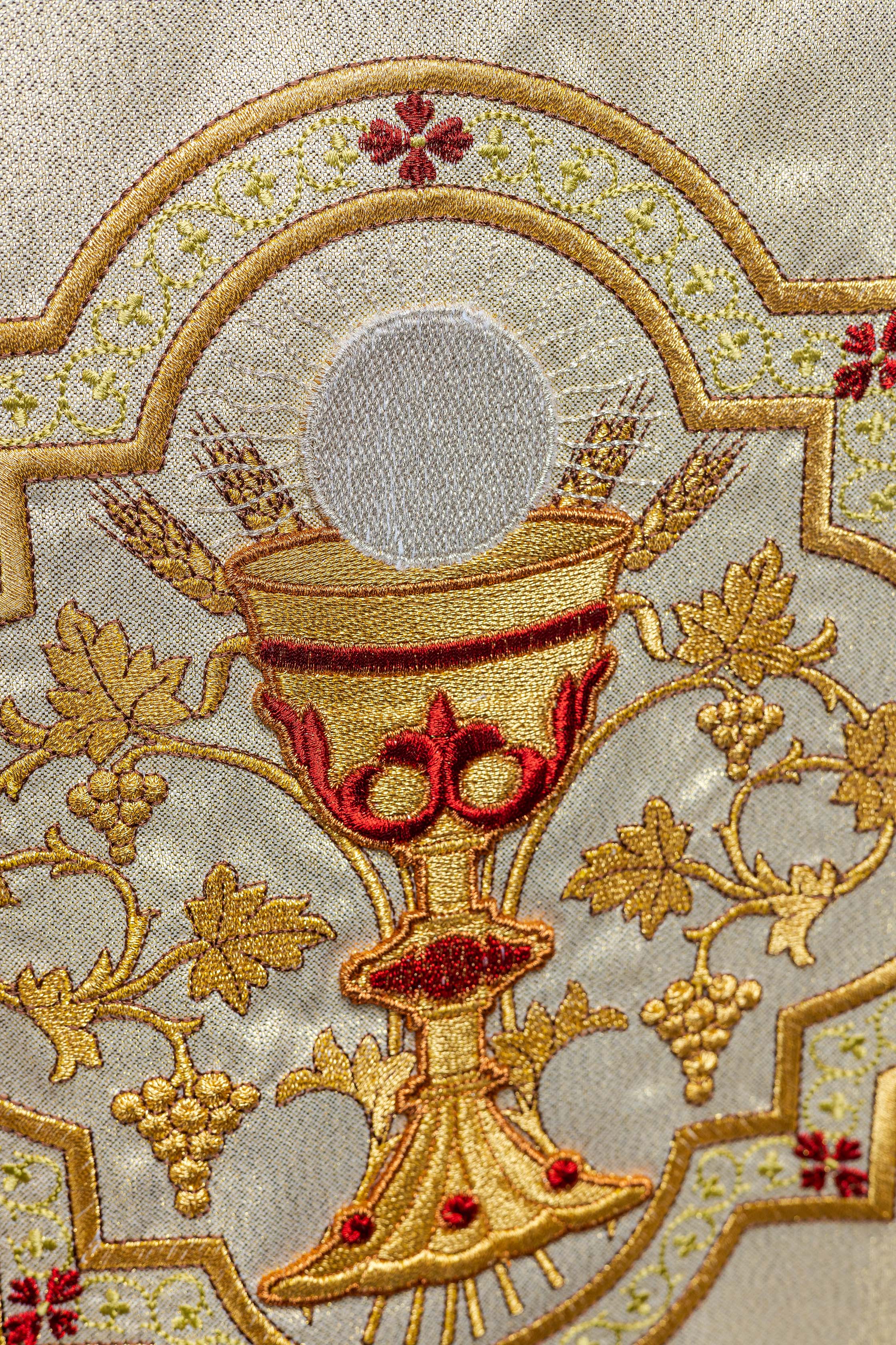 Gold chasuble embroidered with the motif of the Heart of Jesus and the Chalice