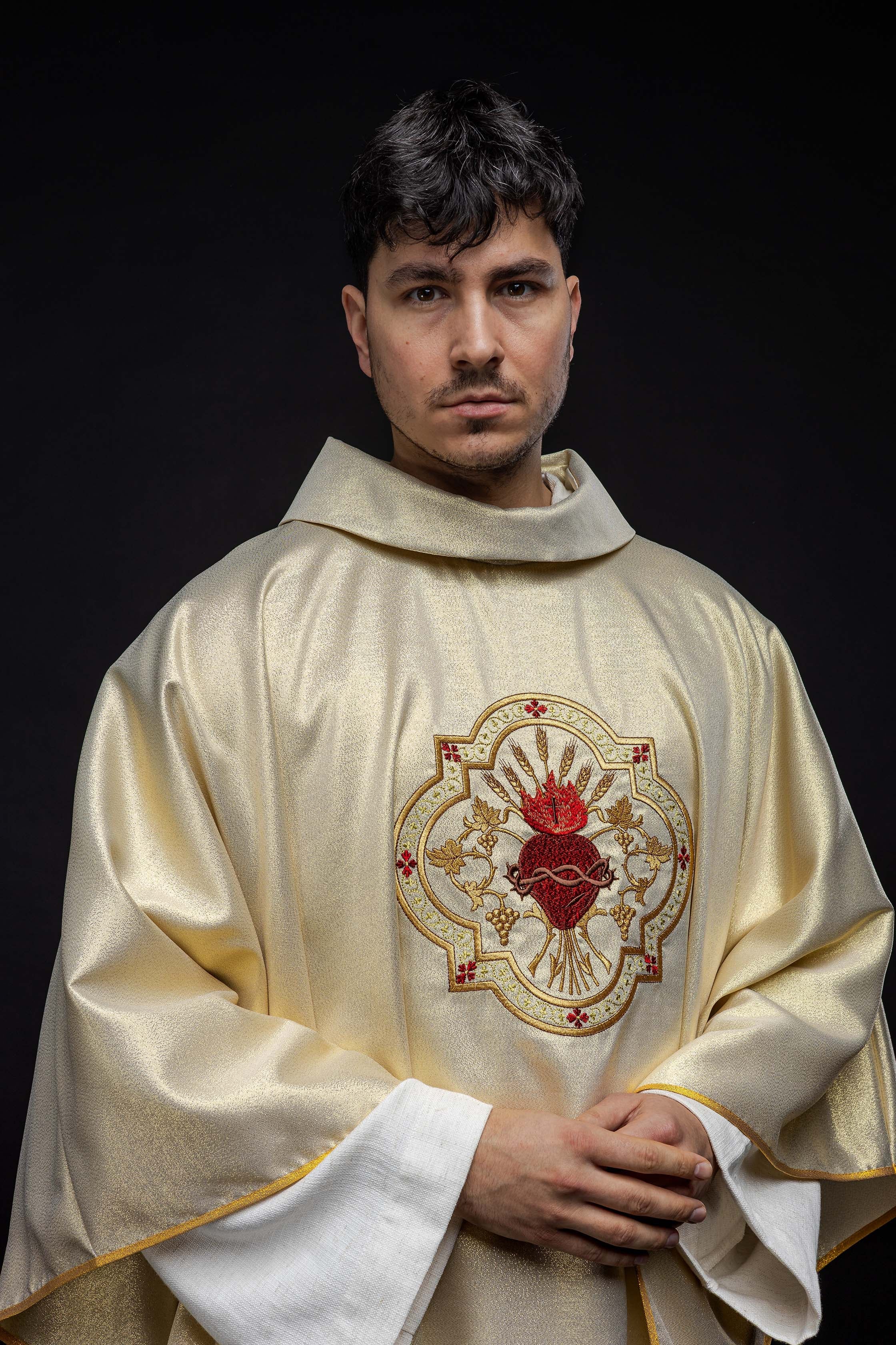 Gold chasuble embroidered with the motif of the Heart of Jesus and the Chalice