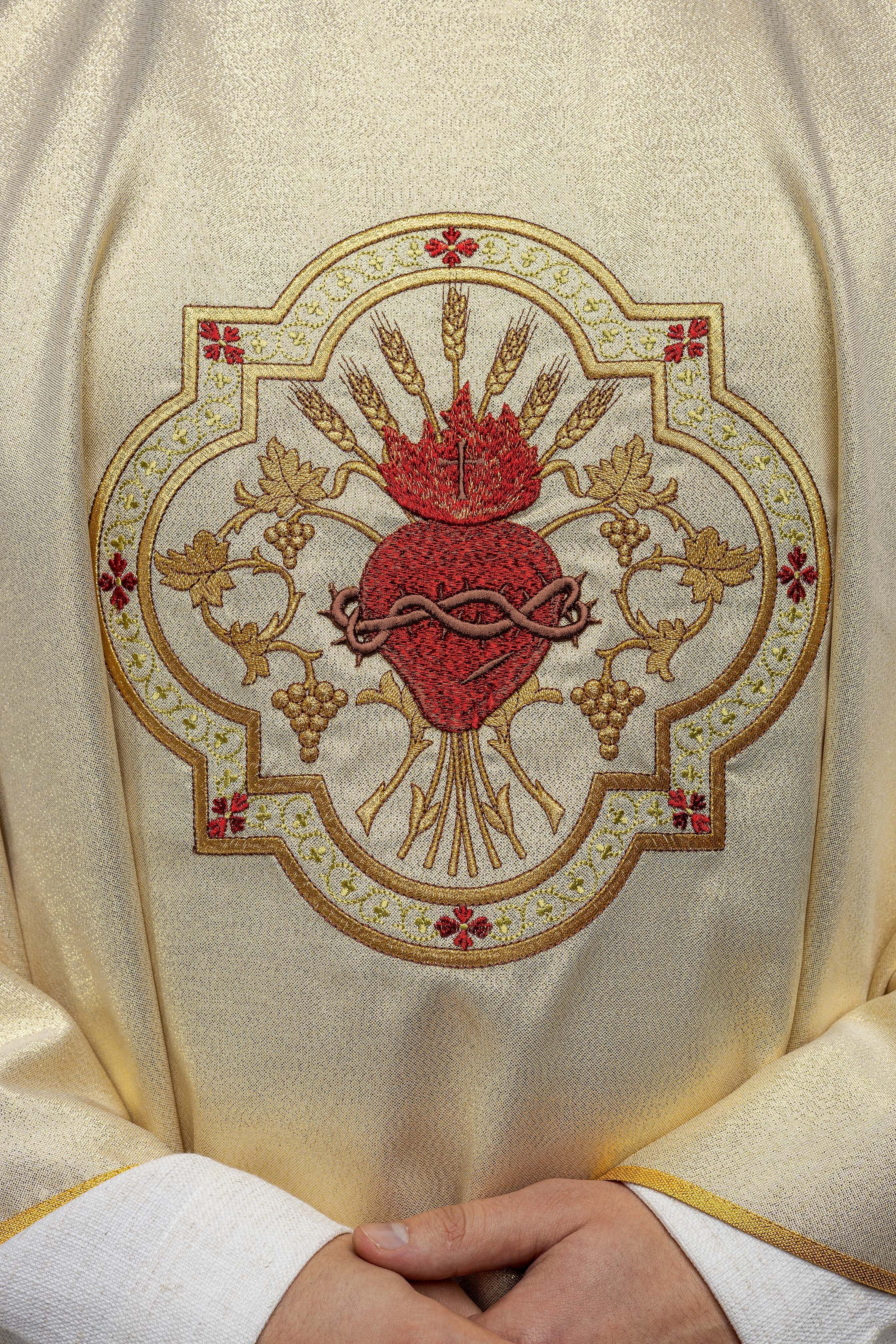 Gold chasuble embroidered with the motif of the Heart of Jesus and the Chalice