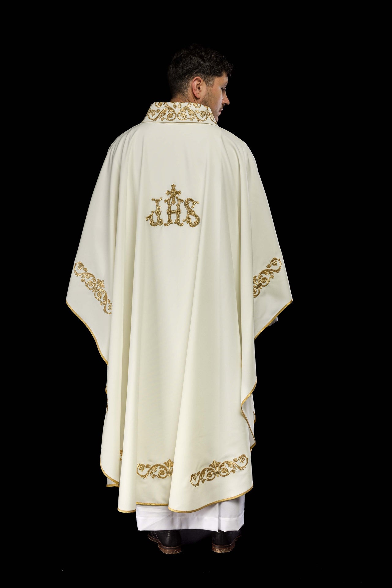 Ornat z zdobionym wykończeniem i motywem IHS - ORNATY.PL