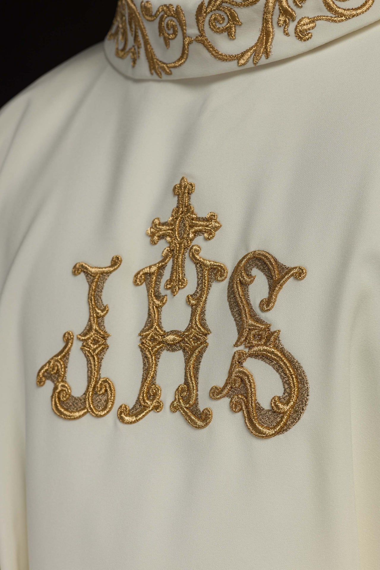 Ornat z zdobionym wykończeniem i motywem IHS - ORNATY.PL