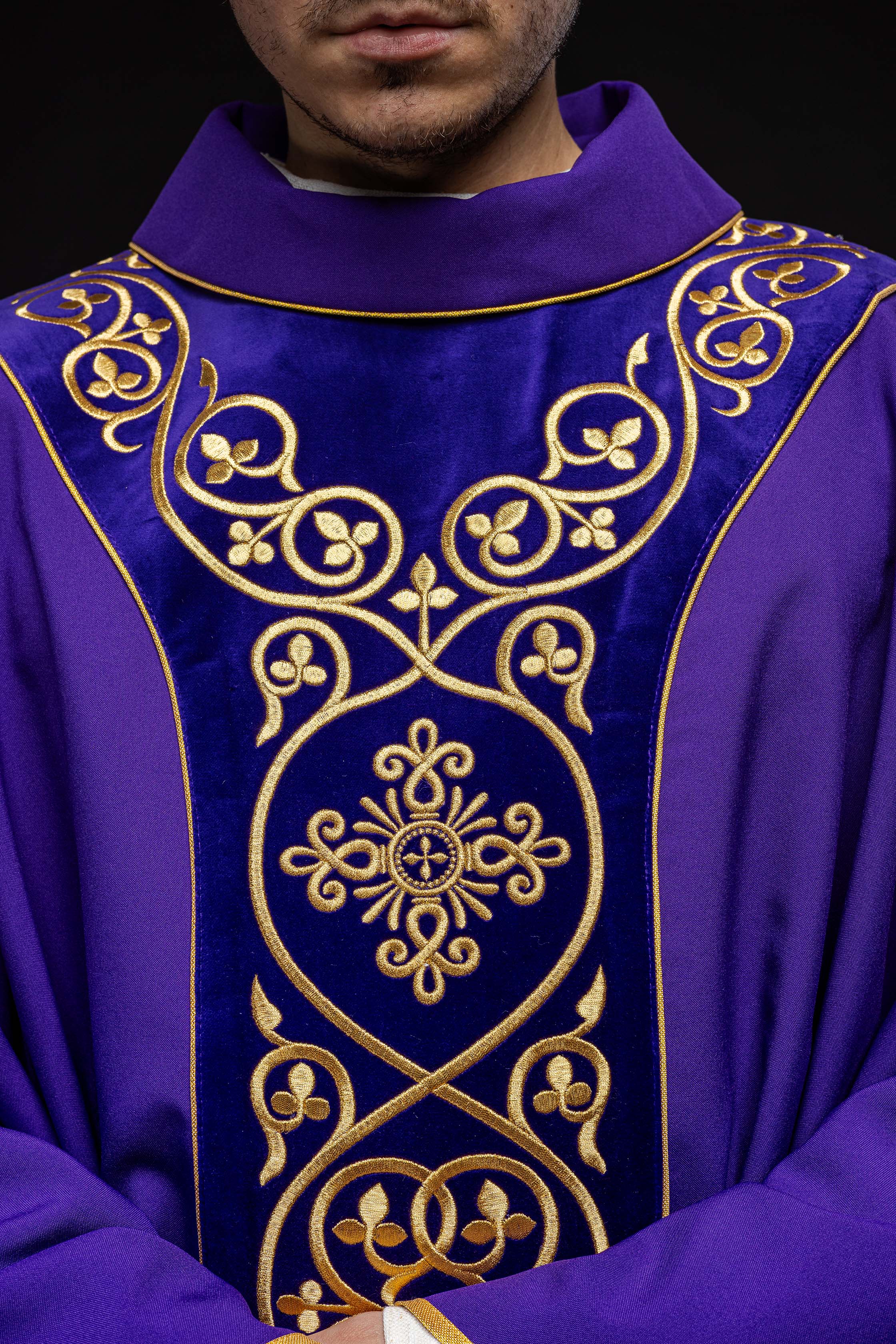 Fioletowy ornat liturgiczny zdobiony haftem na aksamicie - ORNATY.PL