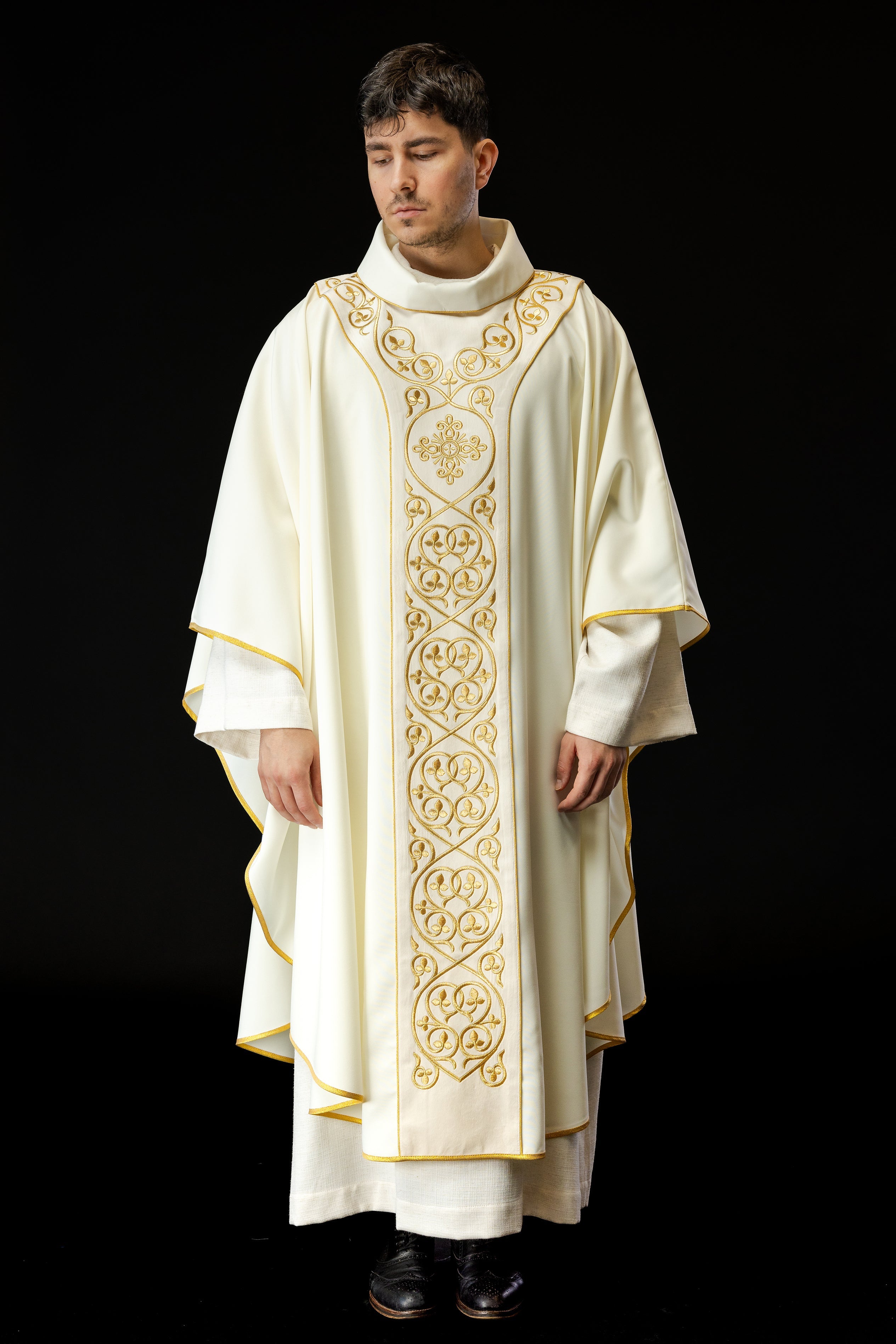 Embroidered chasuble made of ecru fabric