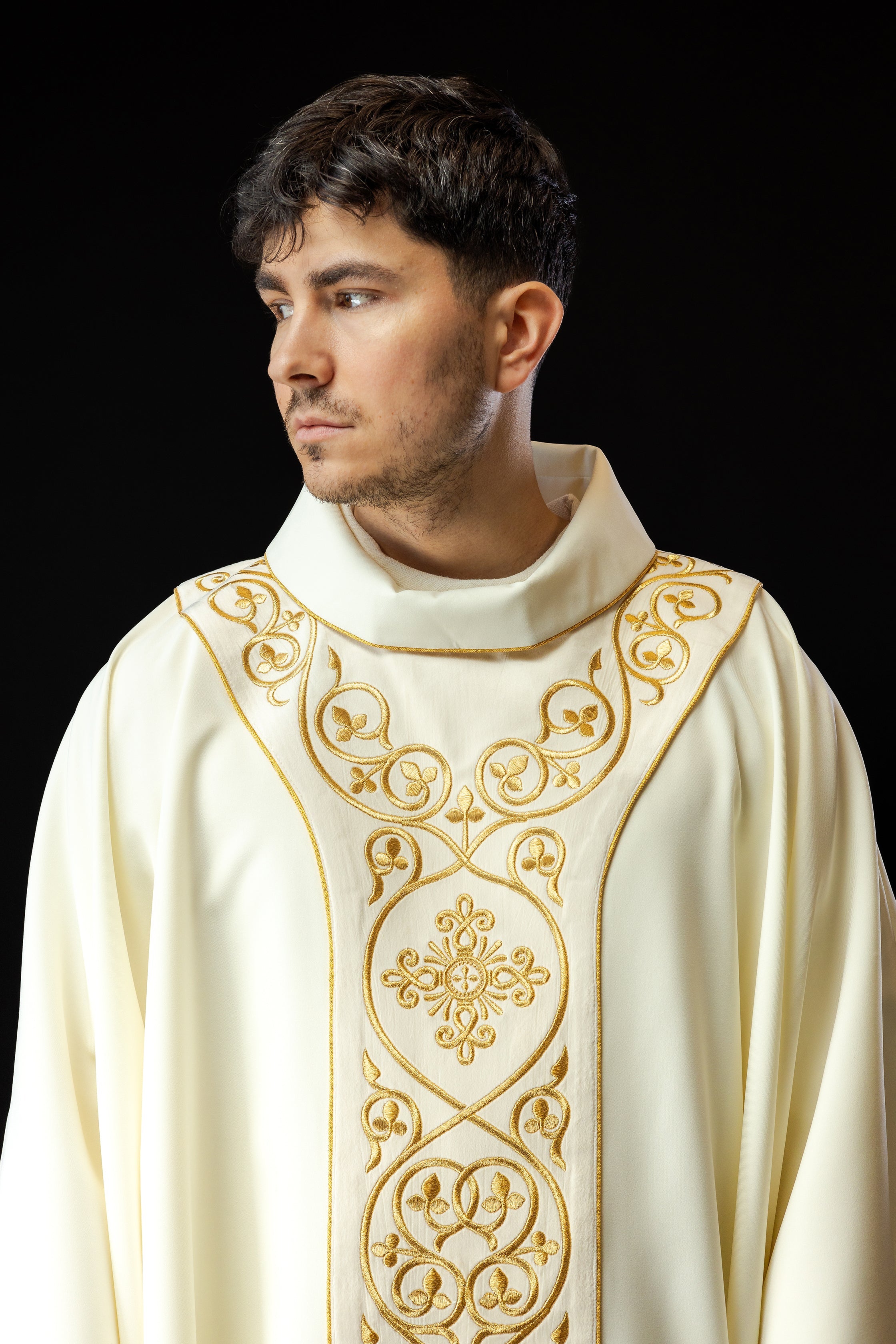 Embroidered chasuble made of ecru fabric