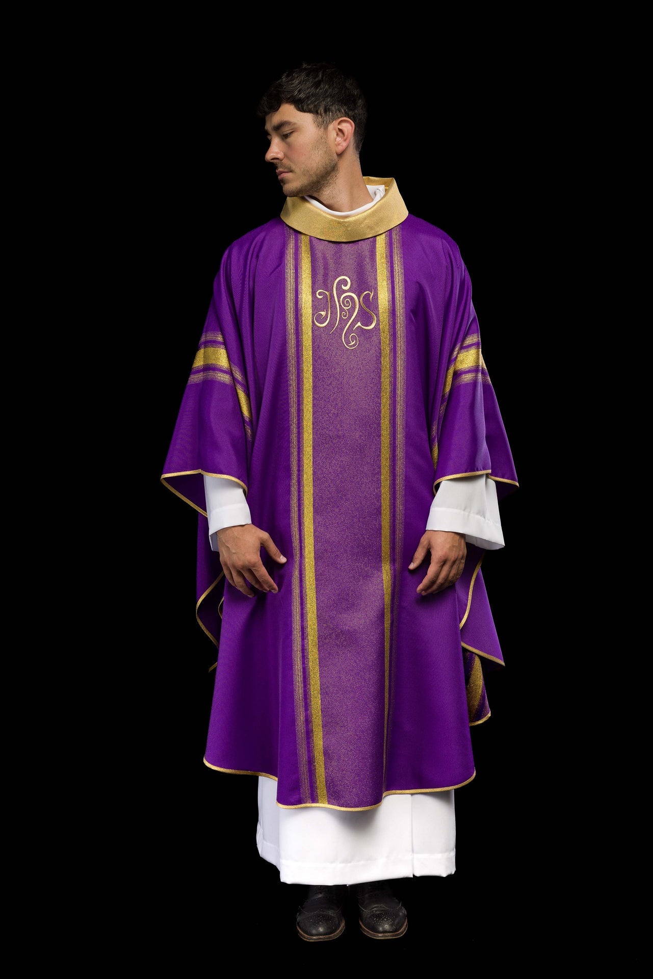 Fioletowy ornat haftowany z wzorem IHS ze złoceniami - ORNATY.PL