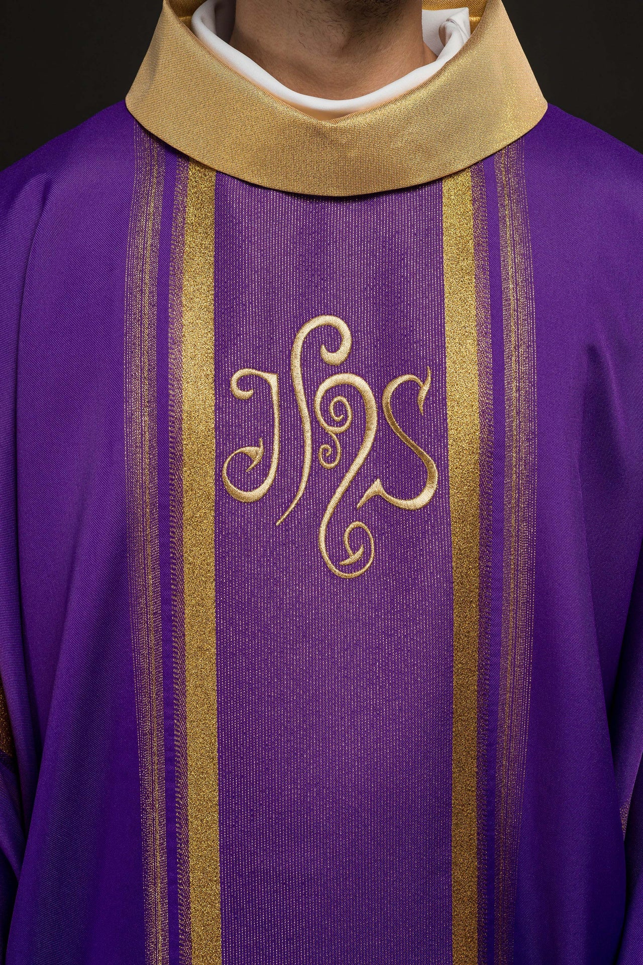 Fioletowy ornat haftowany z wzorem IHS ze złoceniami - ORNATY.PL