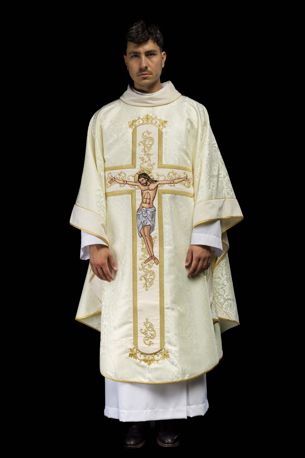 Ornat z wizerunkiem Jezusa Chrystusa na krzyżu w kolorze ecru - ORNATY.PL