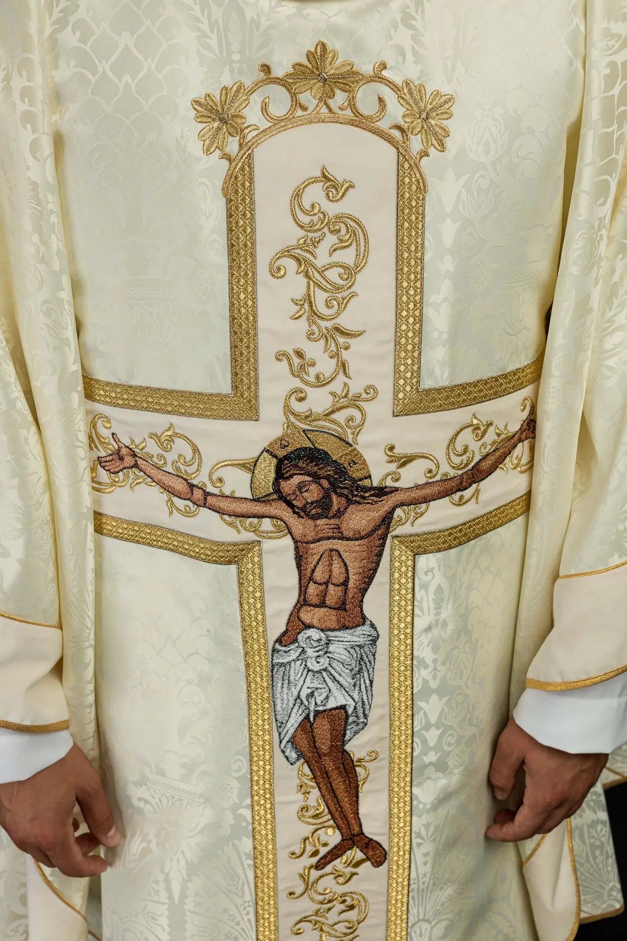 Chasuble with the image of Jesus Christ on the cross in ecru