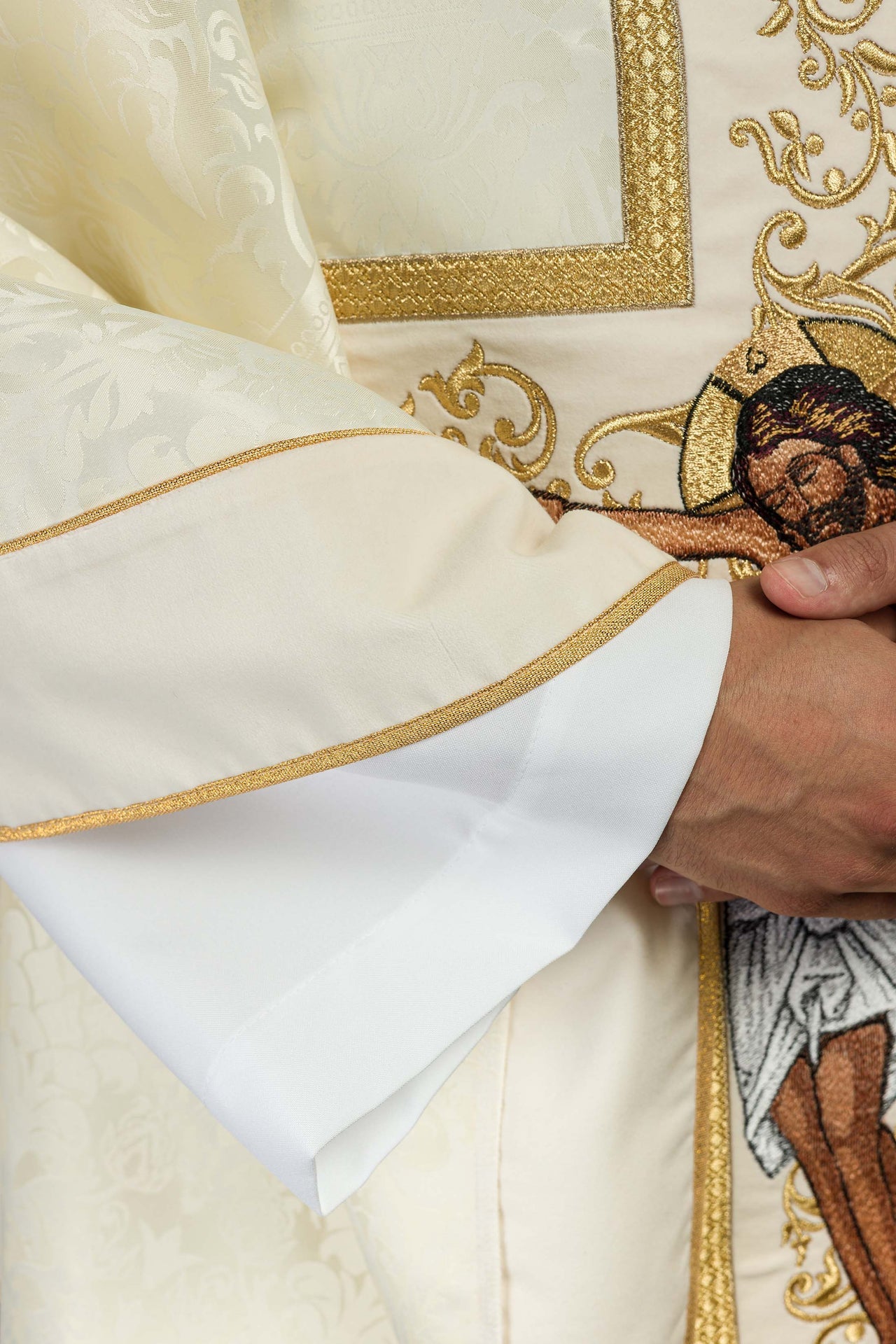 Ornat z wizerunkiem Jezusa Chrystusa na krzyżu w kolorze ecru - ORNATY.PL