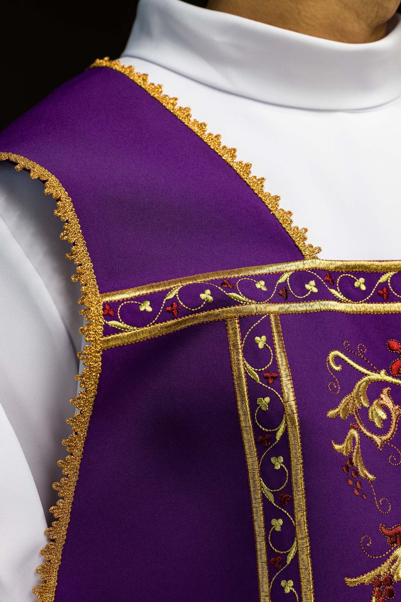 Fioletowy ornat rzymski haftowany z motywem IHS - ORNATY.PL