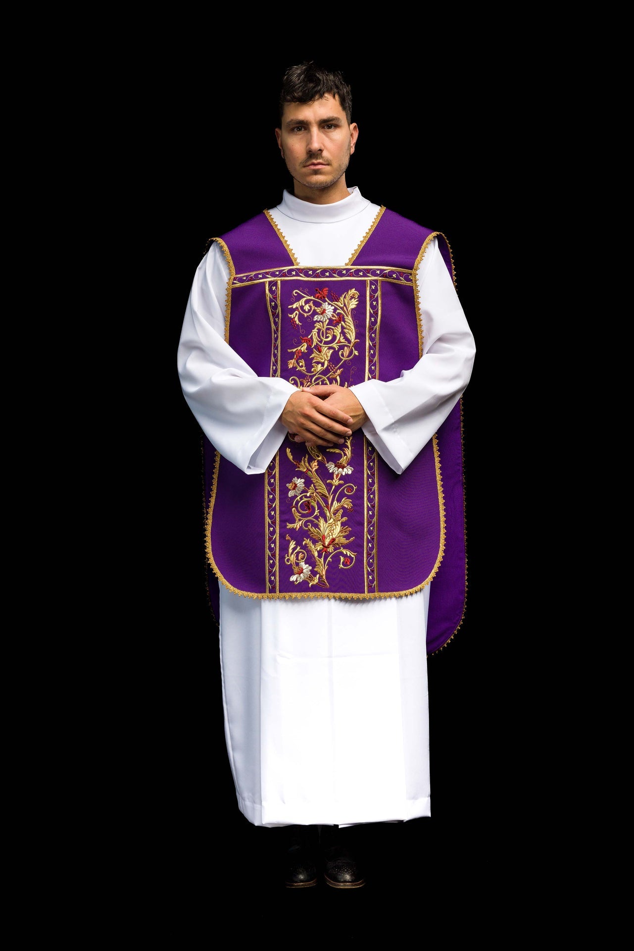 Fioletowy ornat rzymski haftowany z motywem IHS - ORNATY.PL