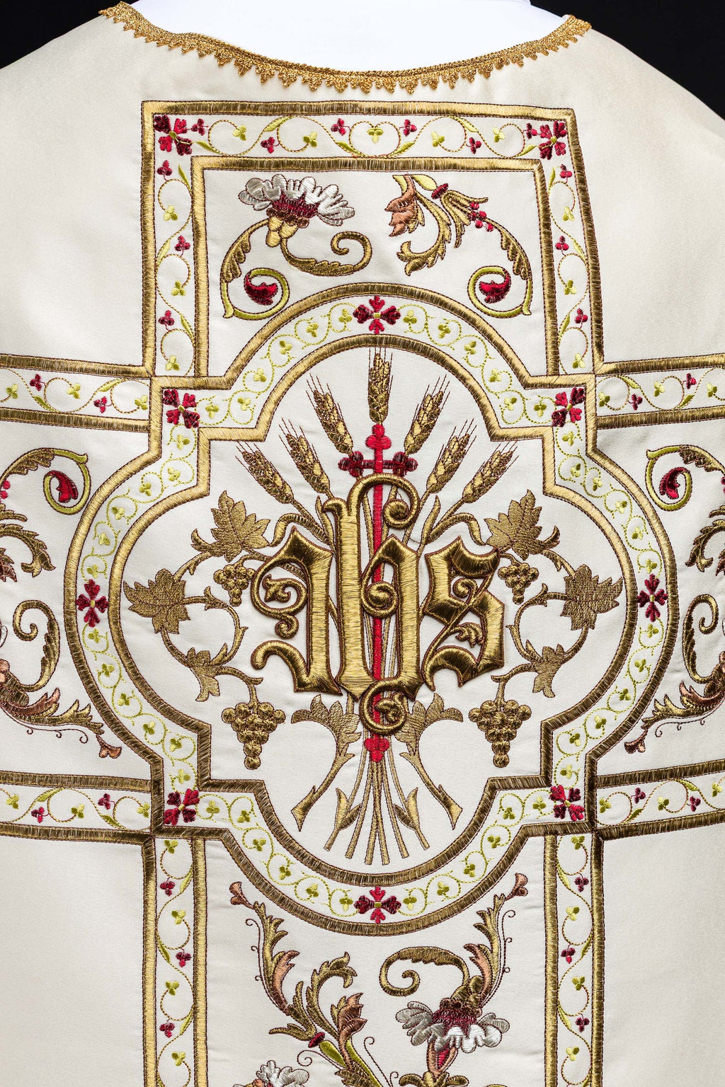 Ornat rzymski haftowany z motywem IHS - ORNATY.PL